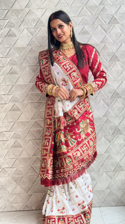 विशेष अवसर के लिए सफेद मैरून रंग की स्वाति शर्मा कढ़ाईदार पैंट पटोला साड़ी