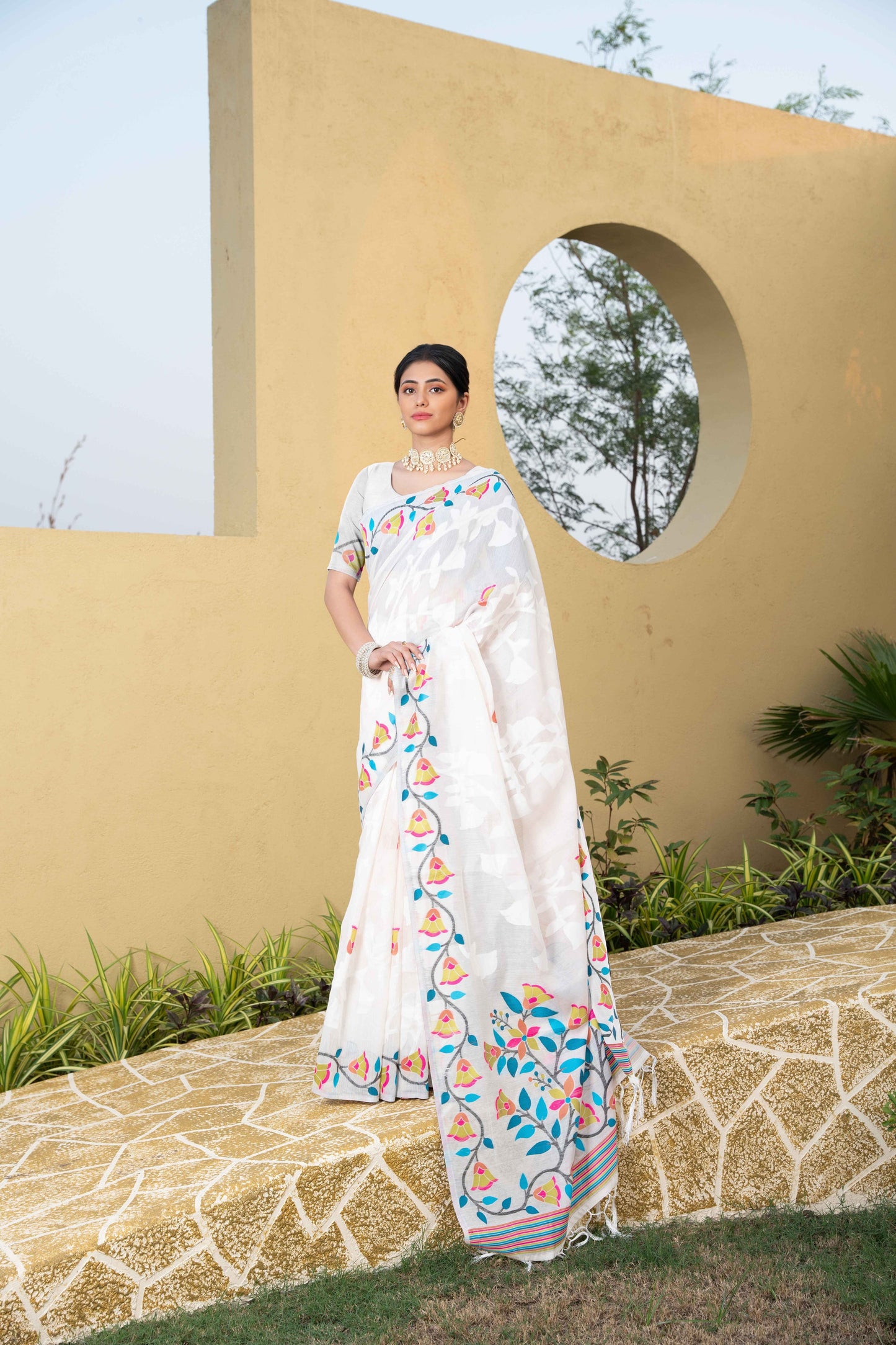 सफ़ेद रंग की जामदानी सॉफ्ट कॉटन साड़ी अनस्टिच्ड ब्लाउज पीस के साथ