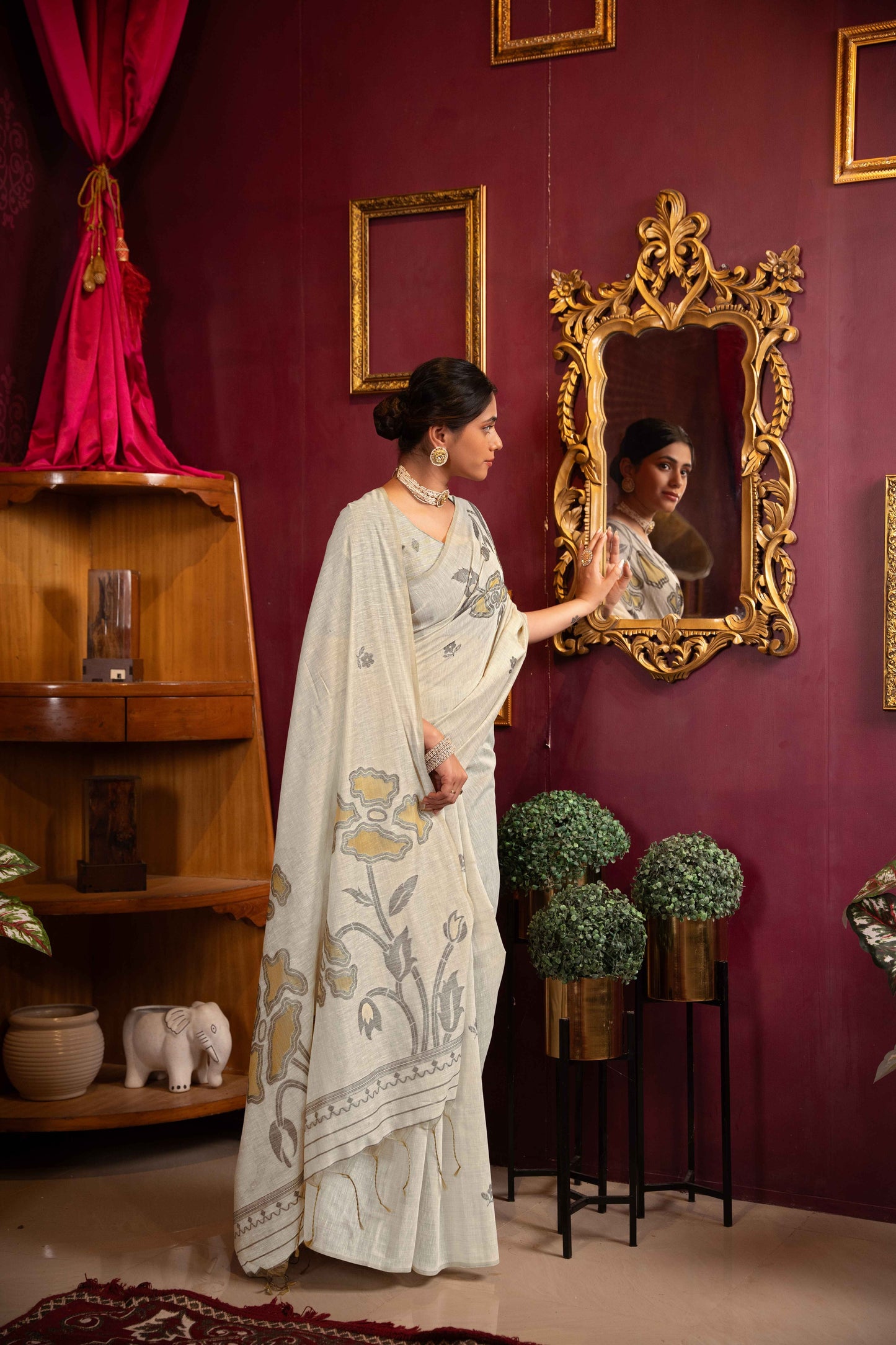 खूबसूरत ज़री बुनी डिज़ाइन के साथ पीले रंग की मुल कॉटन साड़ी