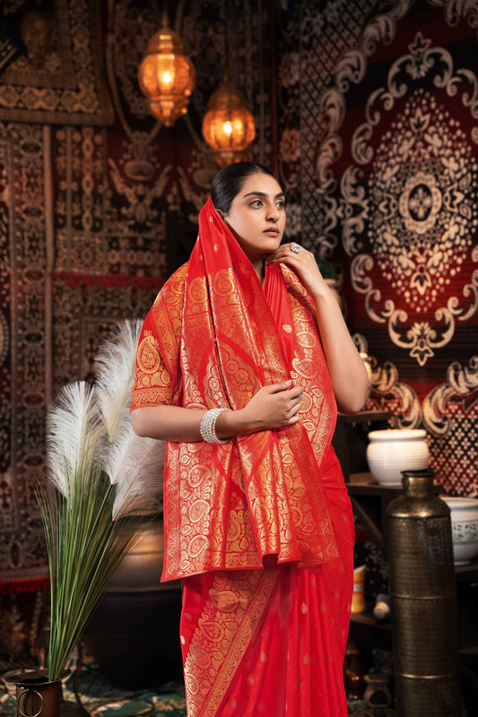 लाल रंग की बनारसी सिल्क साड़ी खूबसूरत ज़री बुनी डिज़ाइन के साथ