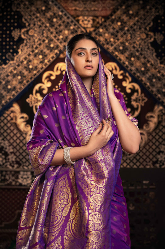 खूबसूरत ज़री बुनी डिज़ाइन के साथ बैंगनी रंग की बनारसी सिल्क साड़ी