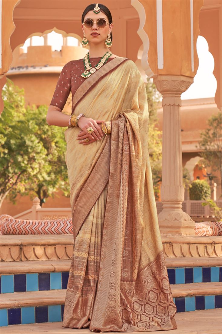 बुनाई के काम के साथ क्रीम रंग की सुरुचिपूर्ण कच्छी सिल्क साड़ी