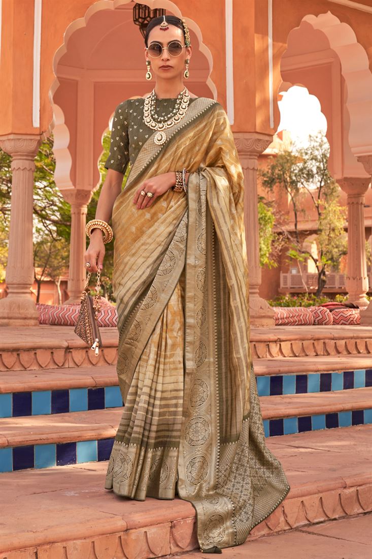 बहु रंग में बुनाई के काम के साथ शानदार कच्छी सिल्क फंक्शन साड़ी