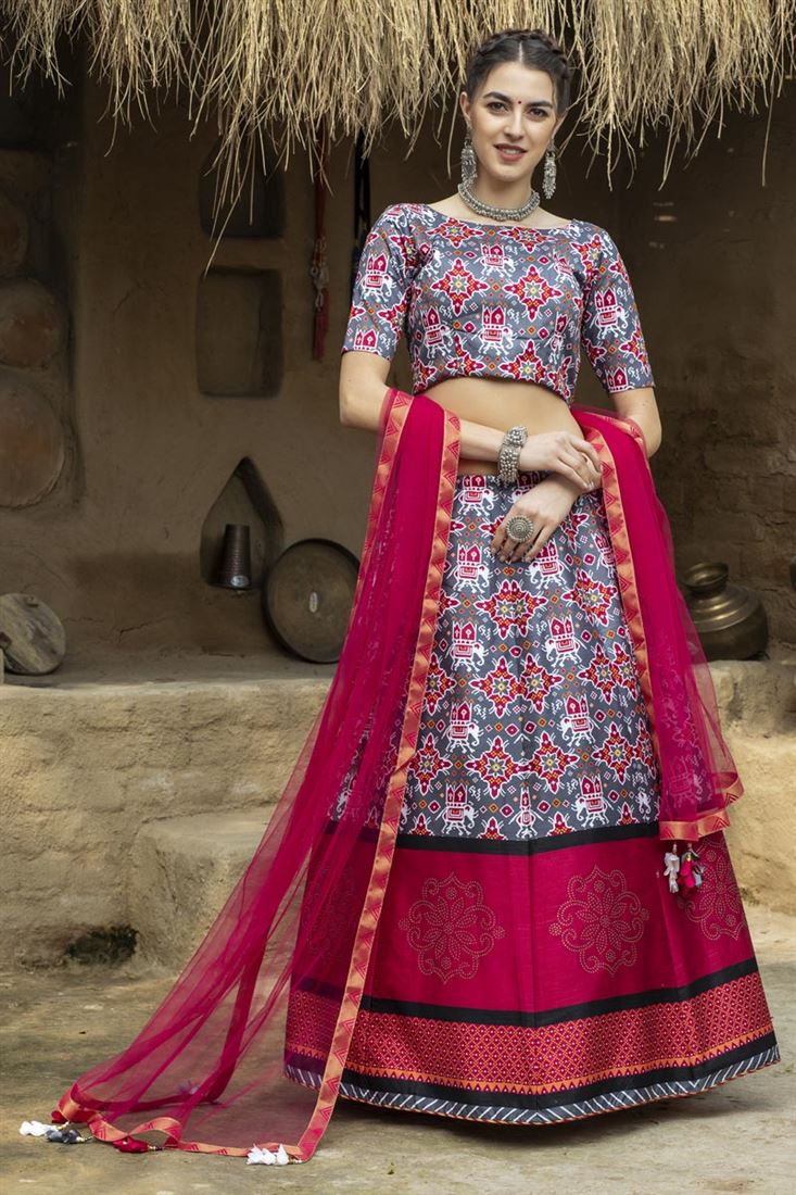 ग्रे कलर का संगीत फंक्शन वियर प्रिंटेड लहंगा आर्ट सिल्क फैब्रिक में