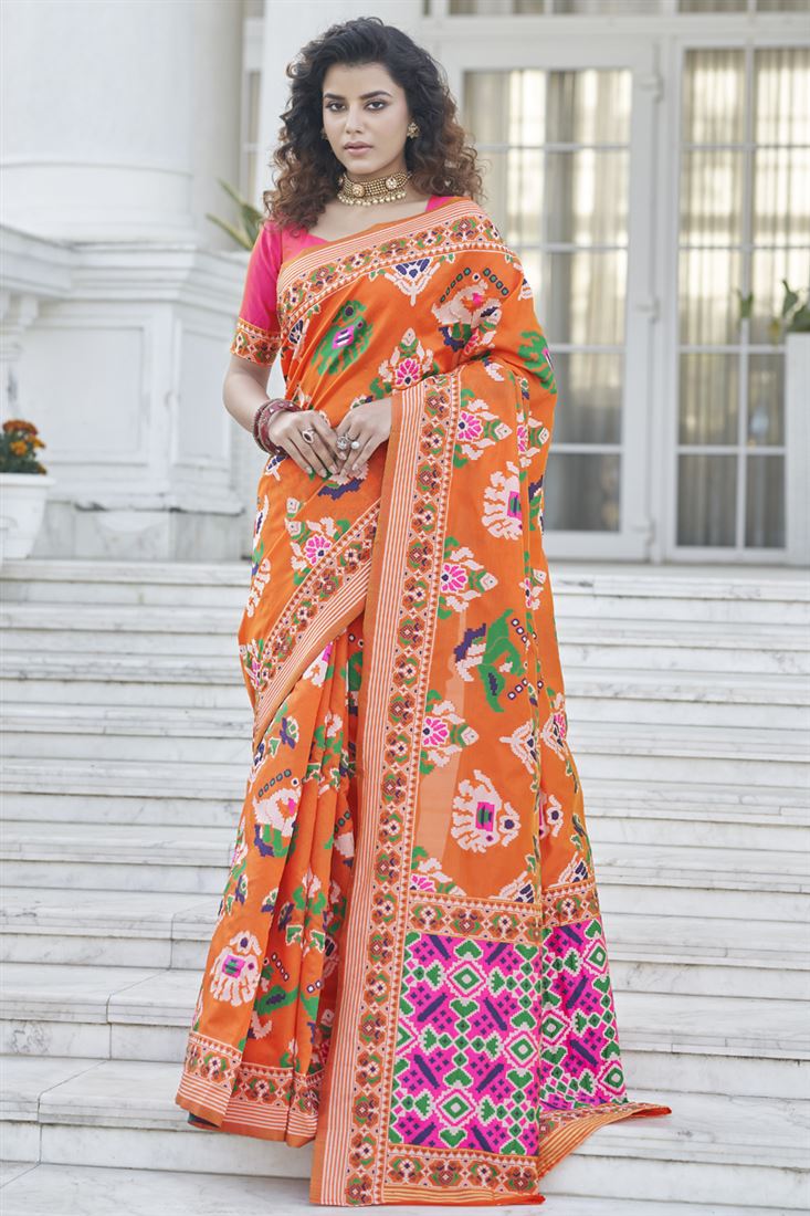 आर्ट सिल्क फ़ैब्रिक नारंगी रंग की आकर्षक पटोला स्टाइल साड़ी बुनाई के काम के साथ