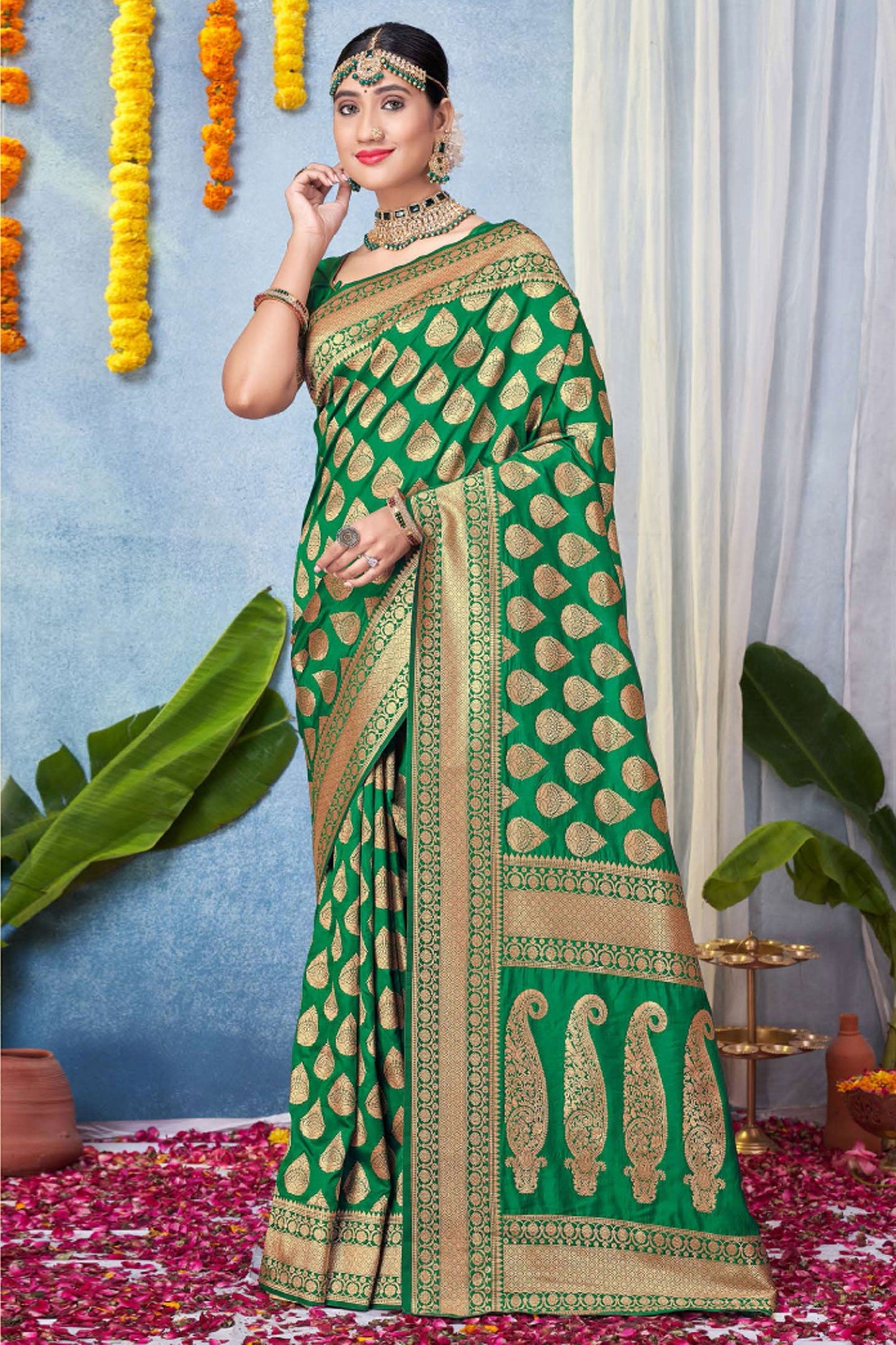 फंक्शन वियर में इंपीरियल ग्रीन कलर आर्ट सिल्क फैब्रिक साड़ी