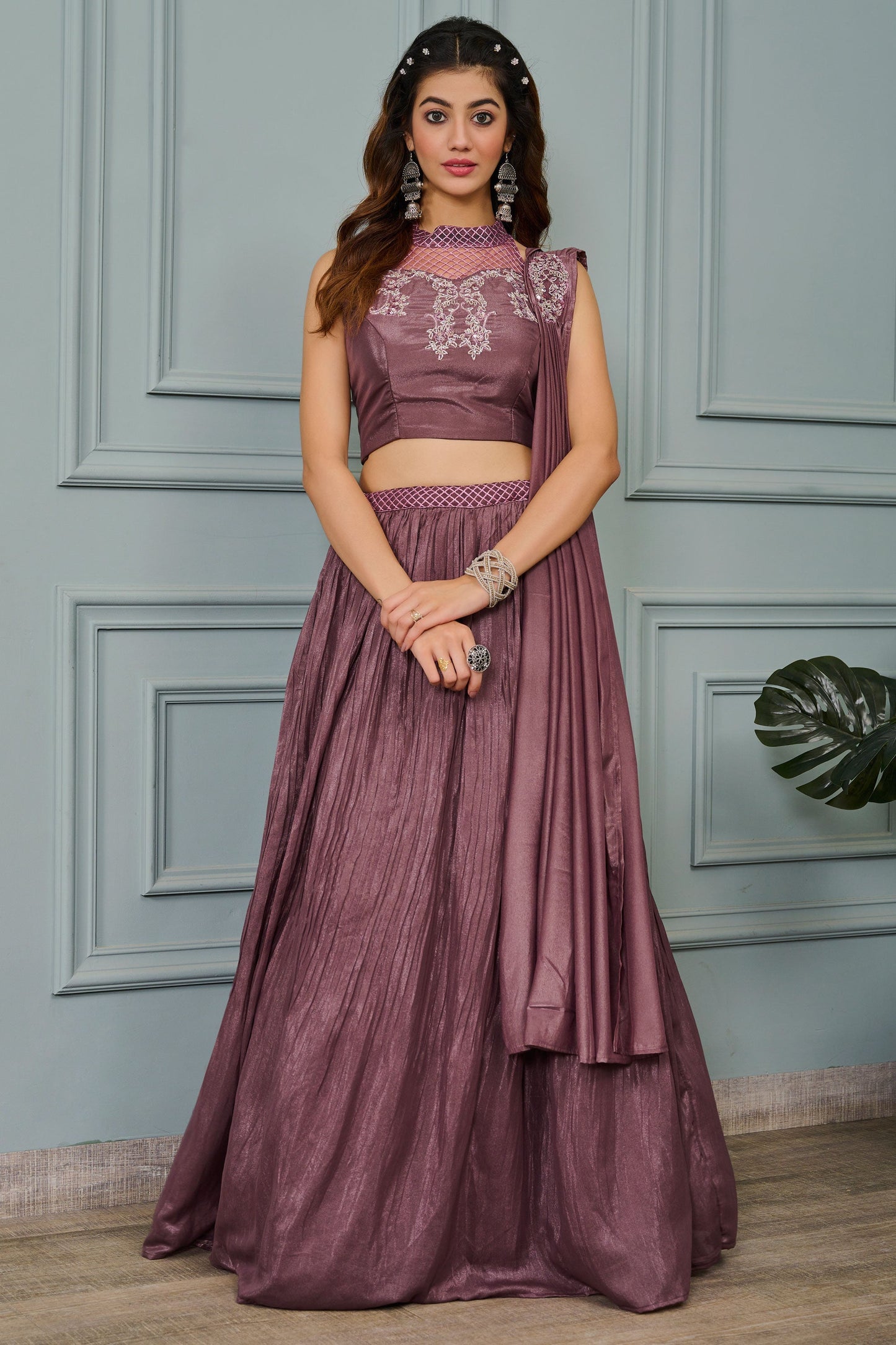 वाइन कलर सेक्विन आर्ट सिल्क फैब्रिक पर काम सुंदर रेडीमेड लहंगा