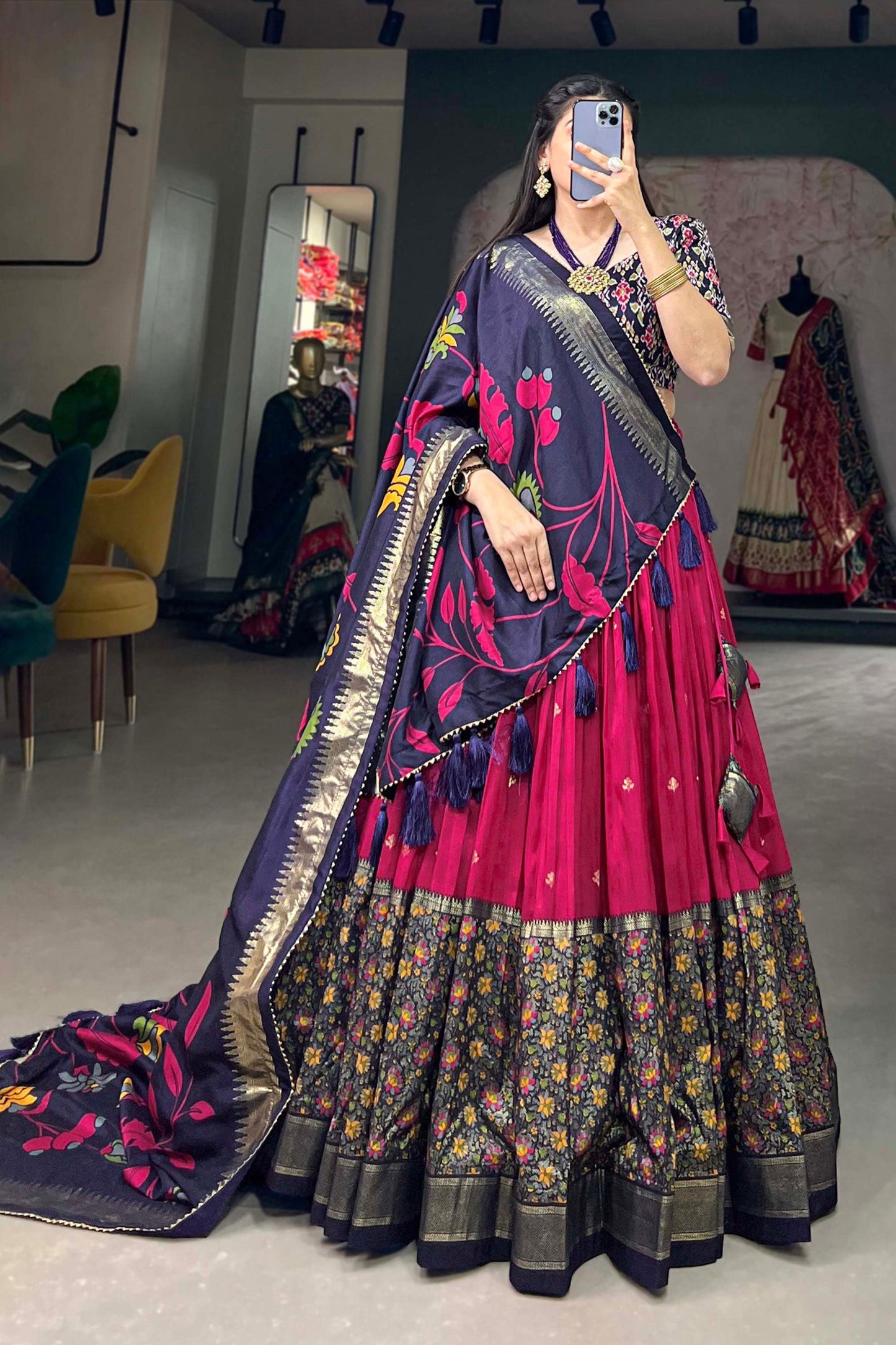 आर्ट सिल्क फ़ैब्रिक पिंक कलर स्टाइलिश लुक फ़ॉइल प्रिंटेड लहंगा