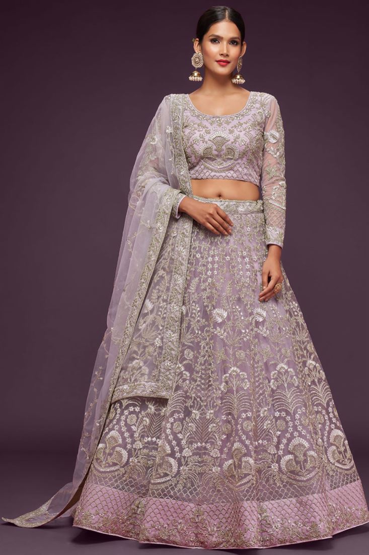 लैवेंडर कलर नेट फैब्रिक लहंगे पर कढ़ाई का काम