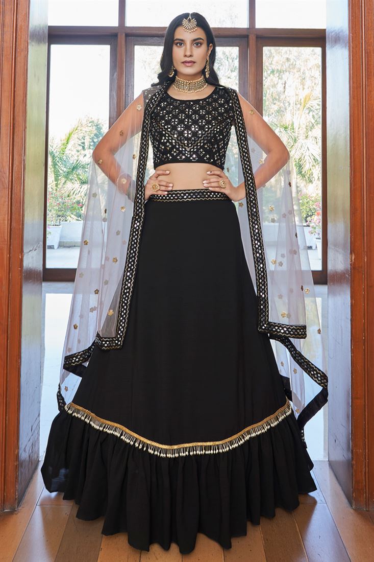 आर्ट सिल्क फैब्रिक में कढ़ाई किया हुआ काले रंग का अलंकृत लहंगा