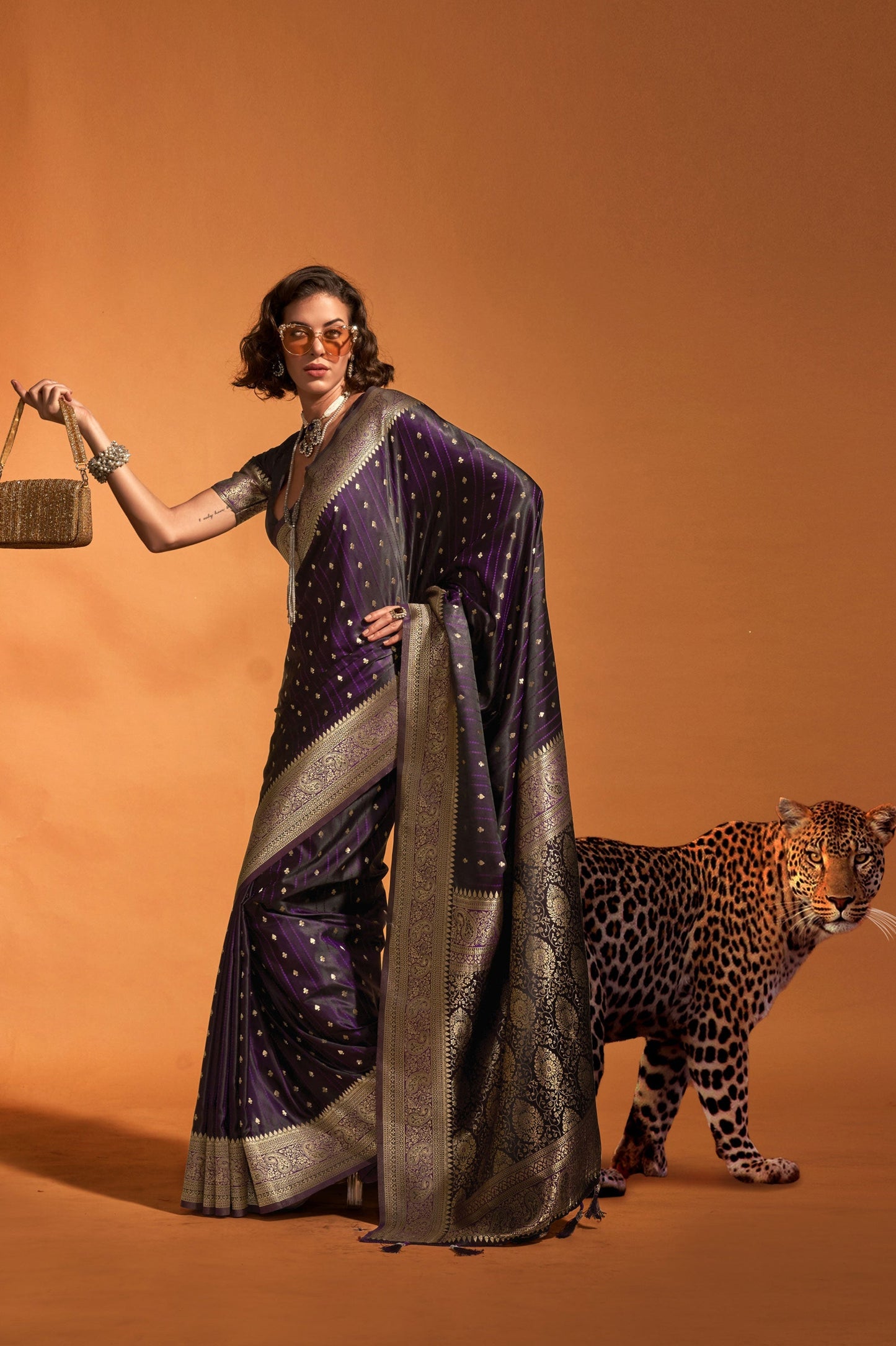 बैंगनी साटन सिल्क हैंडलूम बुनाई साड़ी