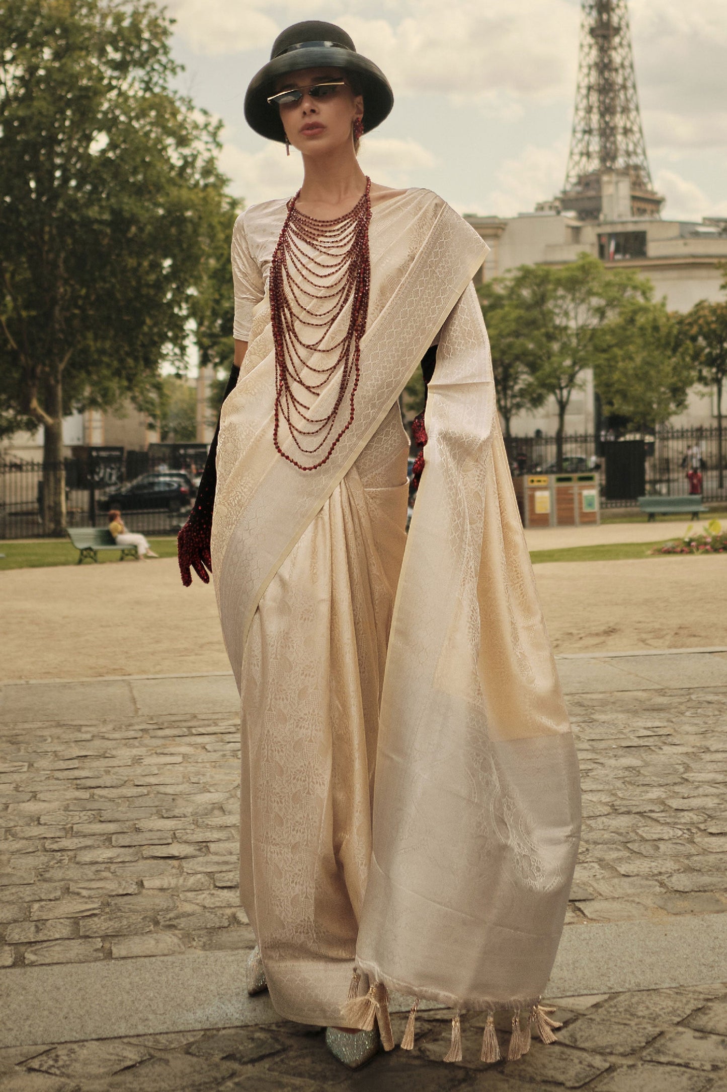 क्रीम साटन सिल्क हैंडलूम बुनाई साड़ी