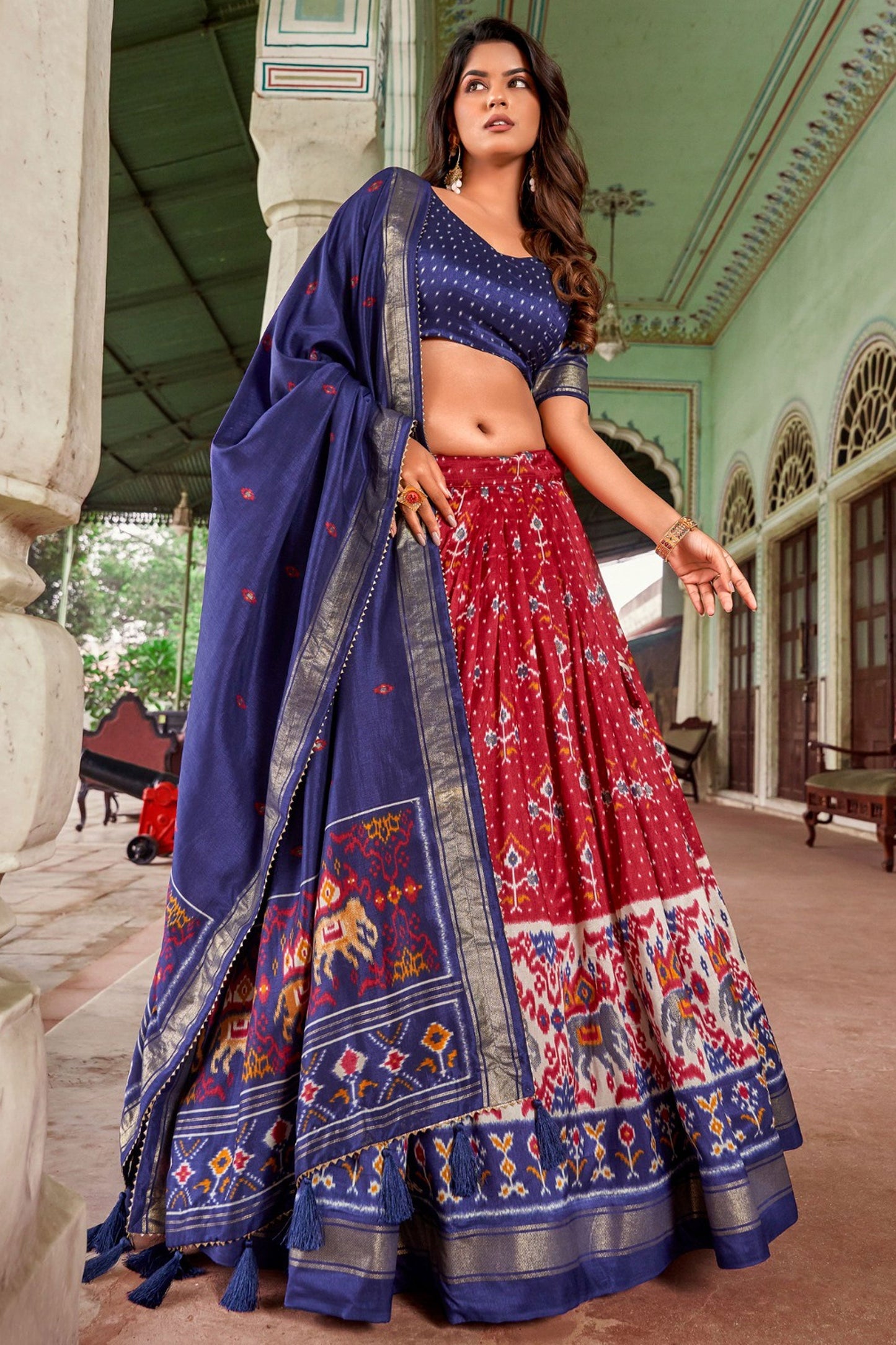 आर्ट सिल्क फ़ैब्रिक लाल रंग का संगीत वियर प्रिंटेड 3 पीस लहंगा चोली