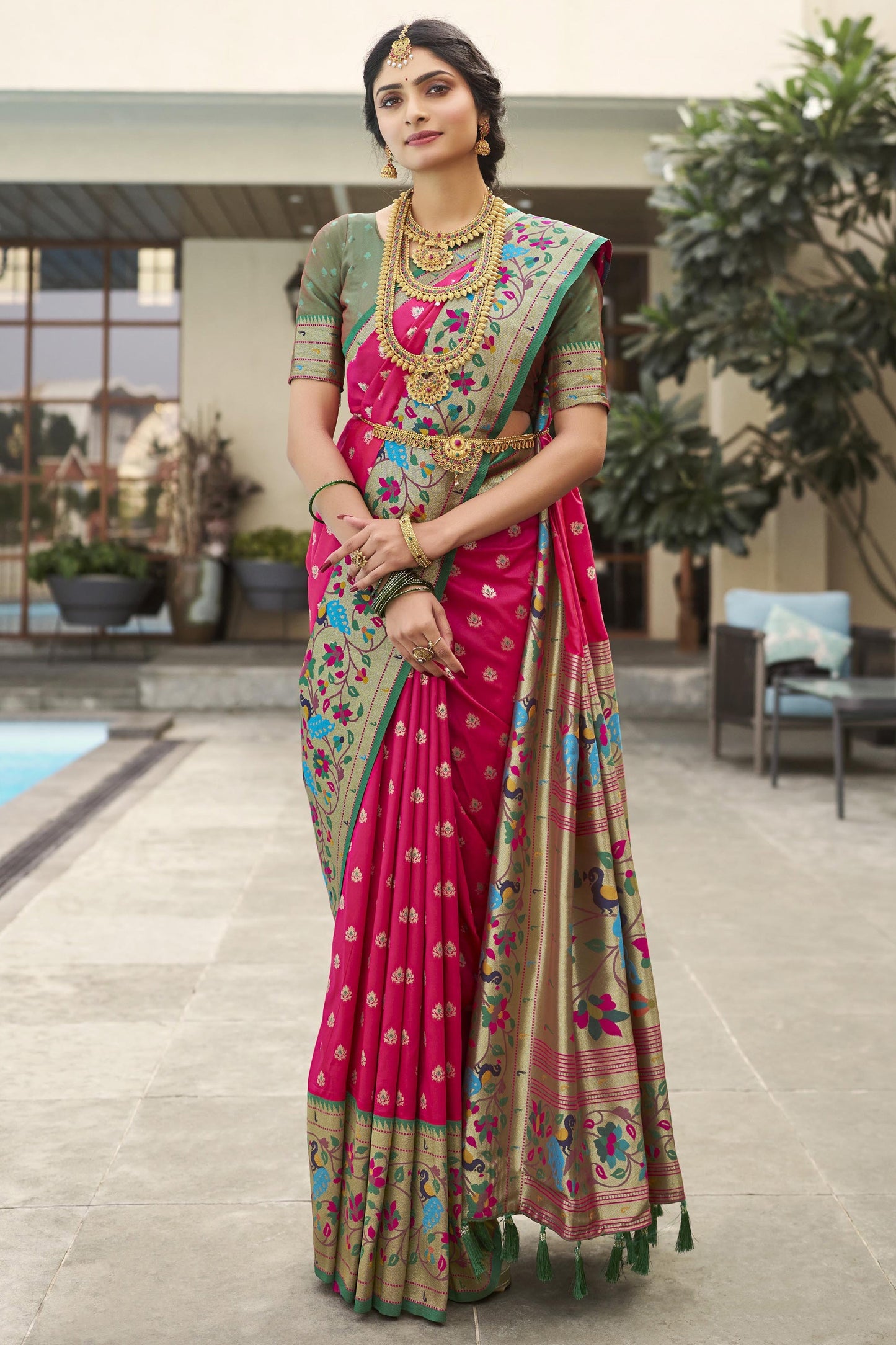 अलंकृत रानी रंग मीनाकारी वर्क कांचीपुरम सिल्क साड़ी