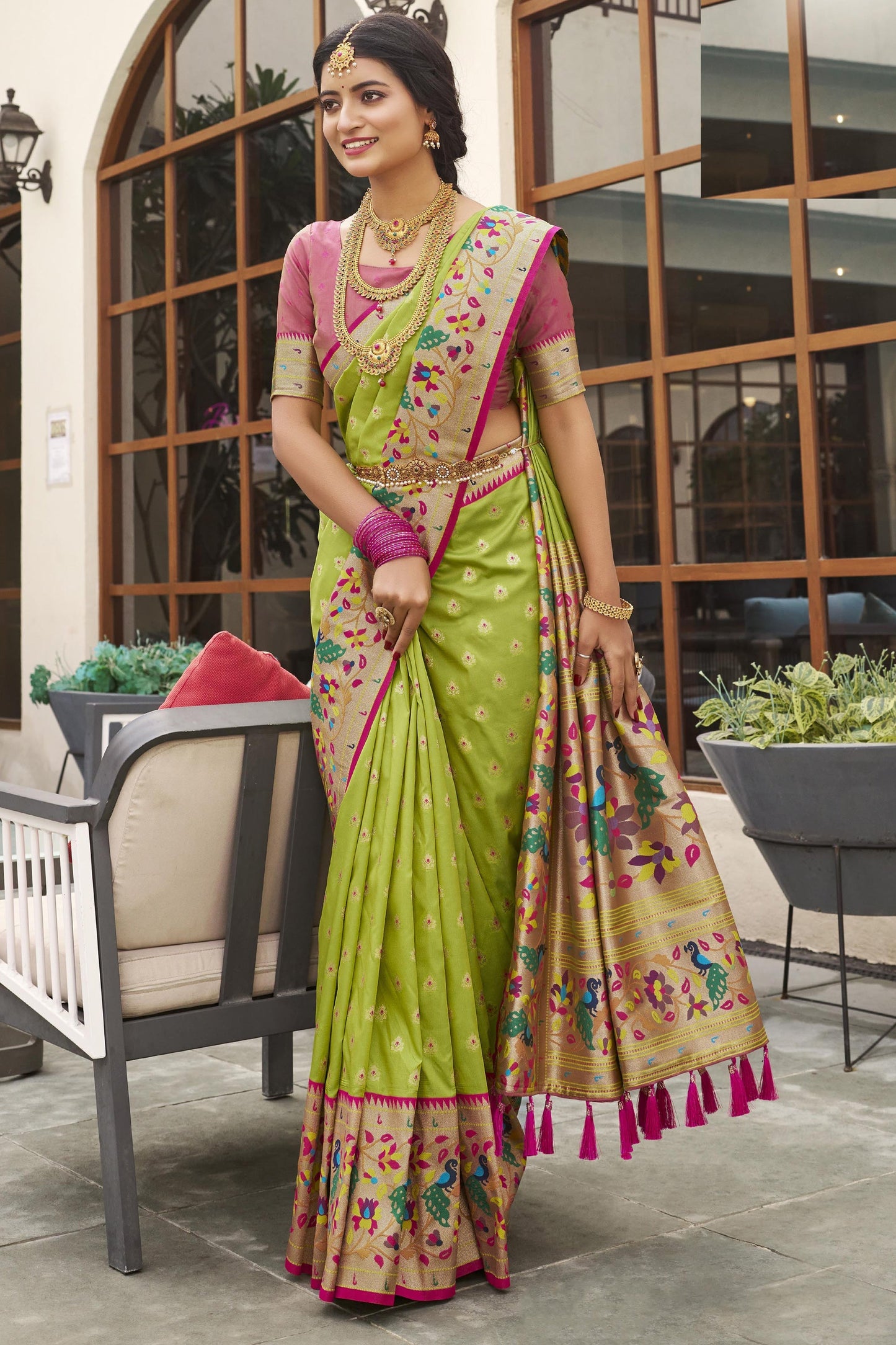 अद्भुत मीनाकारी वर्क हरे रंग की कांचीपुरम सिल्क साड़ी