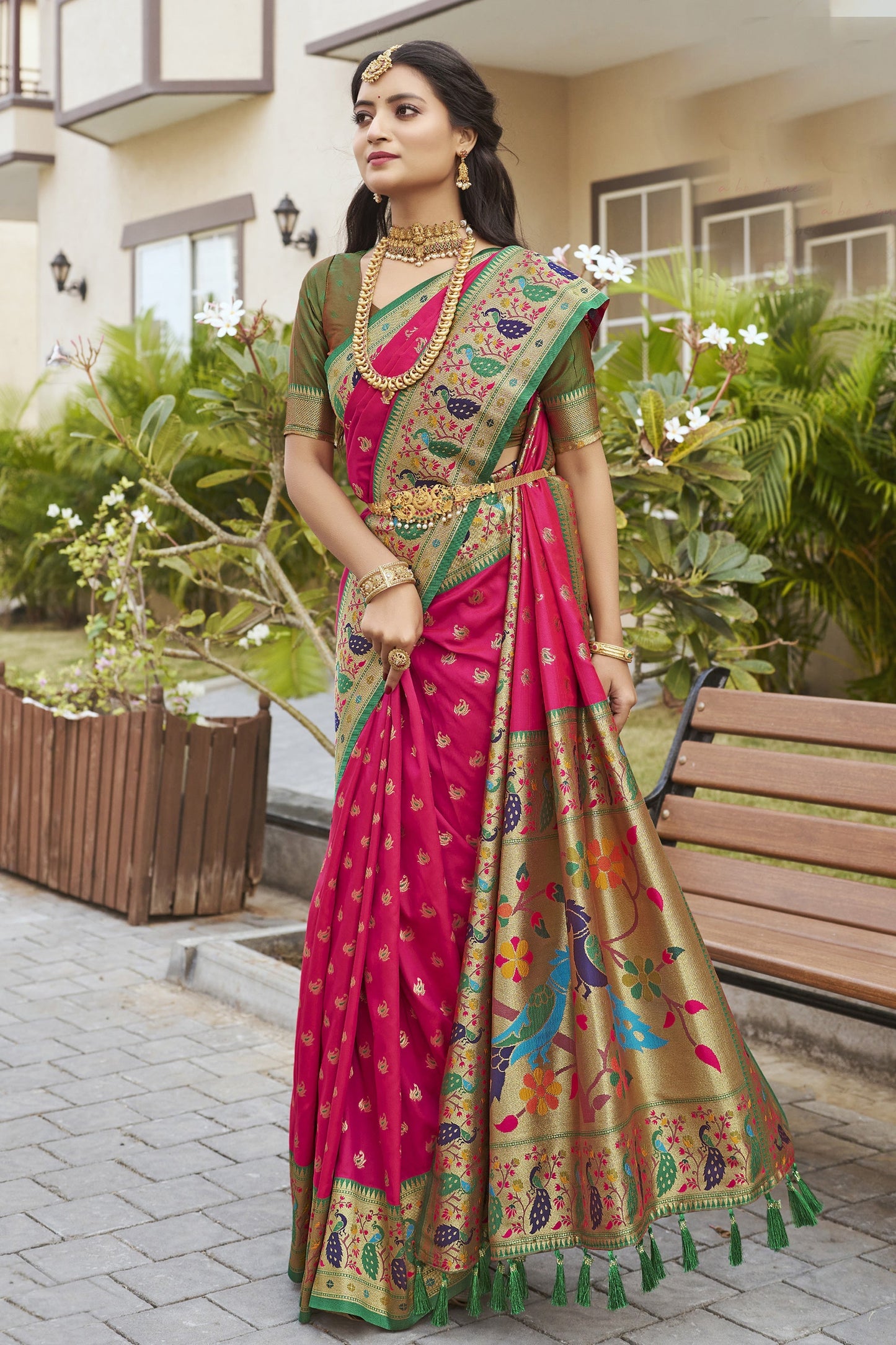 रानी रंग की आकर्षक मीनाकारी वर्क पैठनी सिल्क साड़ी