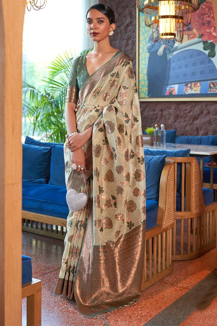 बेज रंग की ऑर्गेंजा शिमर सिल्क साड़ी