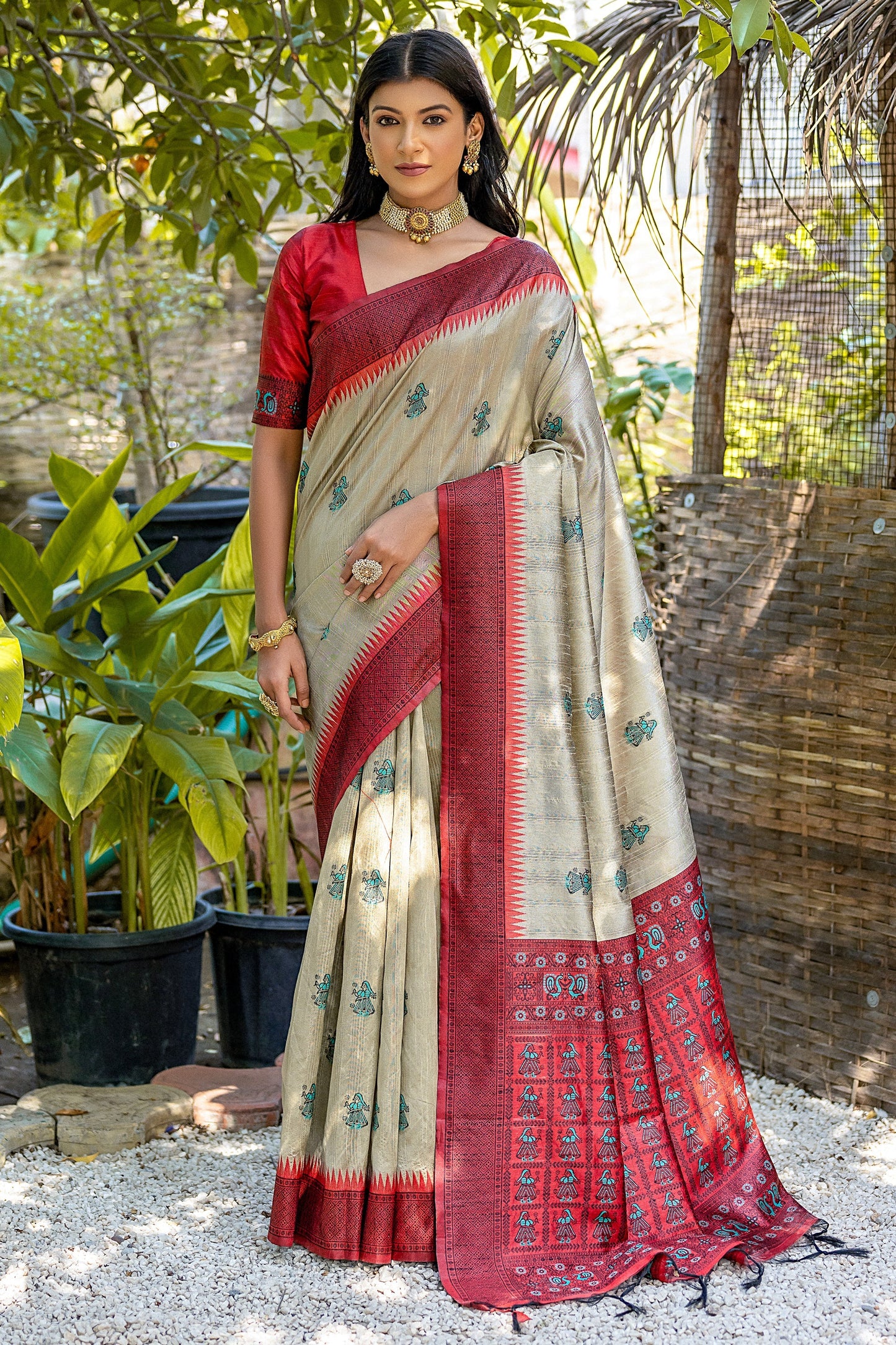 फंक्शन वियर क्रीम कलर आर्ट सिल्क फैब्रिक डिज़ाइनर ज़री बुनाई बॉर्डर वर्क साड़ी