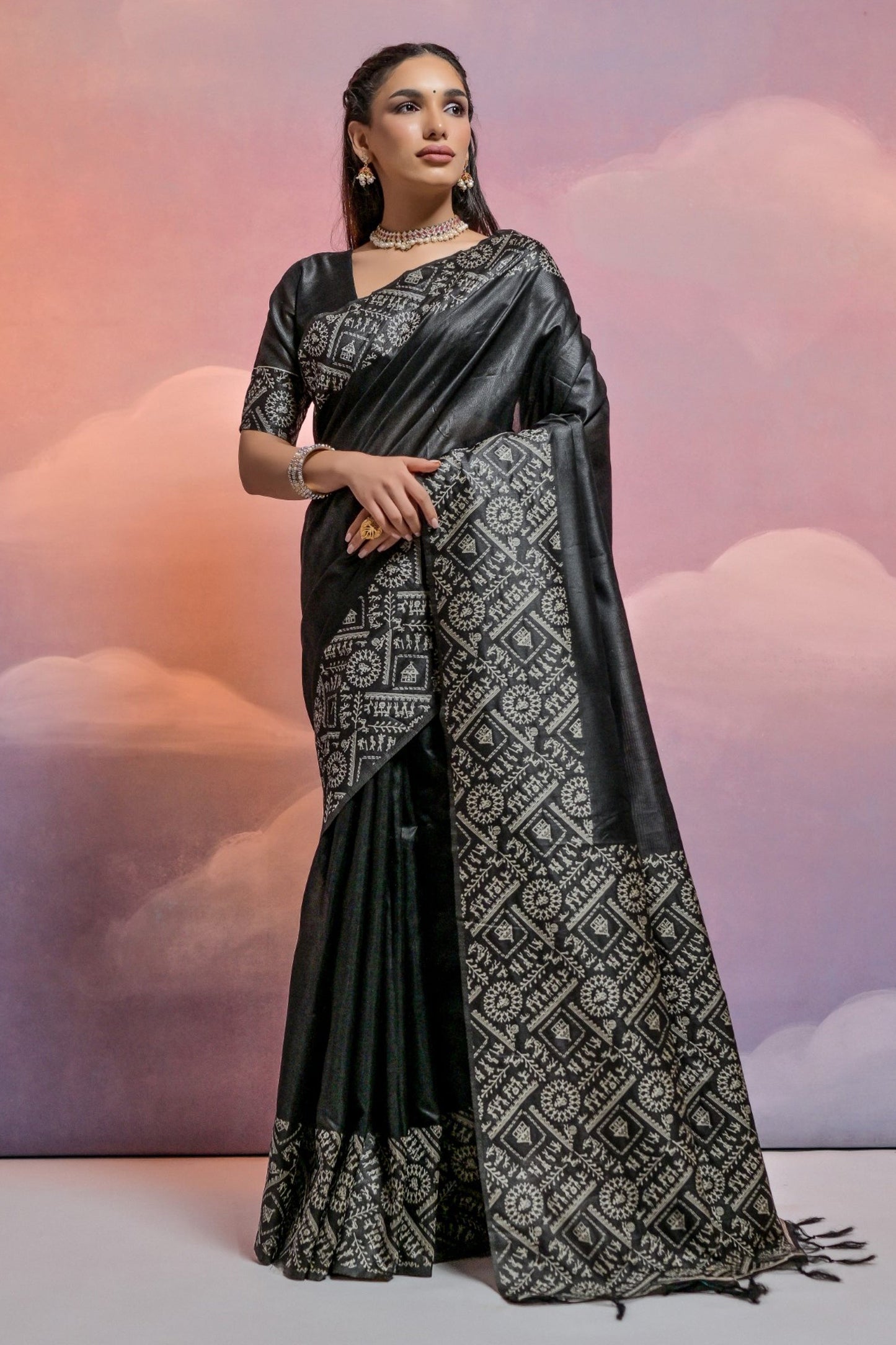शादी समारोह के लिए काले रंग की हैंडलूम रॉ सिल्क डिजाइनर बुनाई बॉर्डर साड़ी