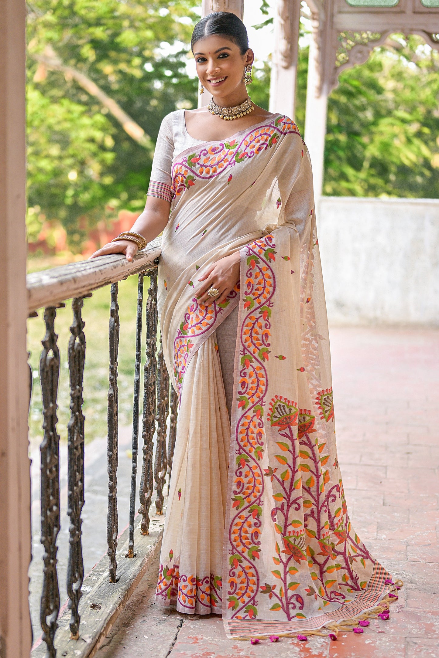 मनमोहक क्रीम रंग की कैज़ुअल कॉटन फ़ैब्रिक हैंडलूम बुनी डिज़ाइन वाली साड़ी