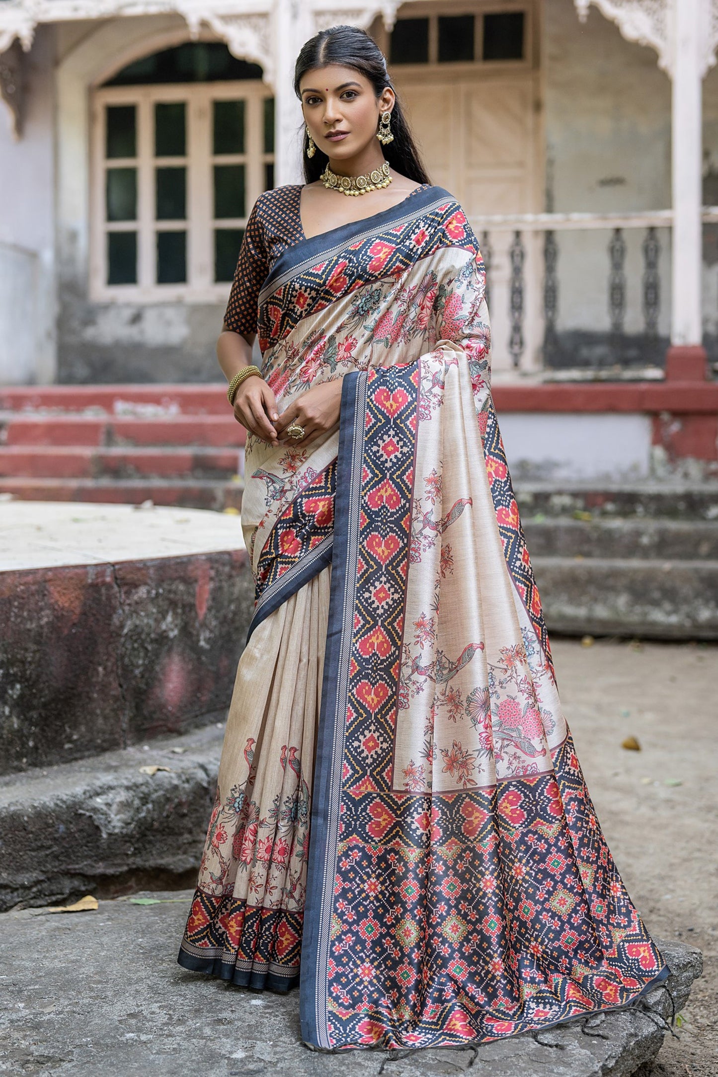 Black Color Floral Printed Daily Wear Soft Tussar Silk Fabric Saree