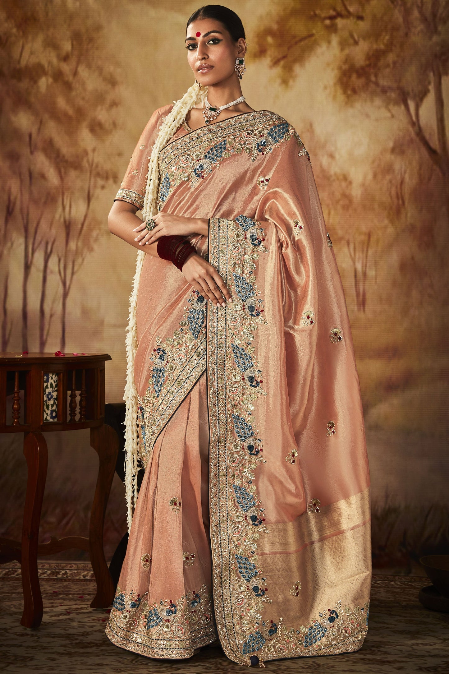 आकर्षक पीच रंग की कढ़ाई वाली बनारसी कांजीवरम साड़ी