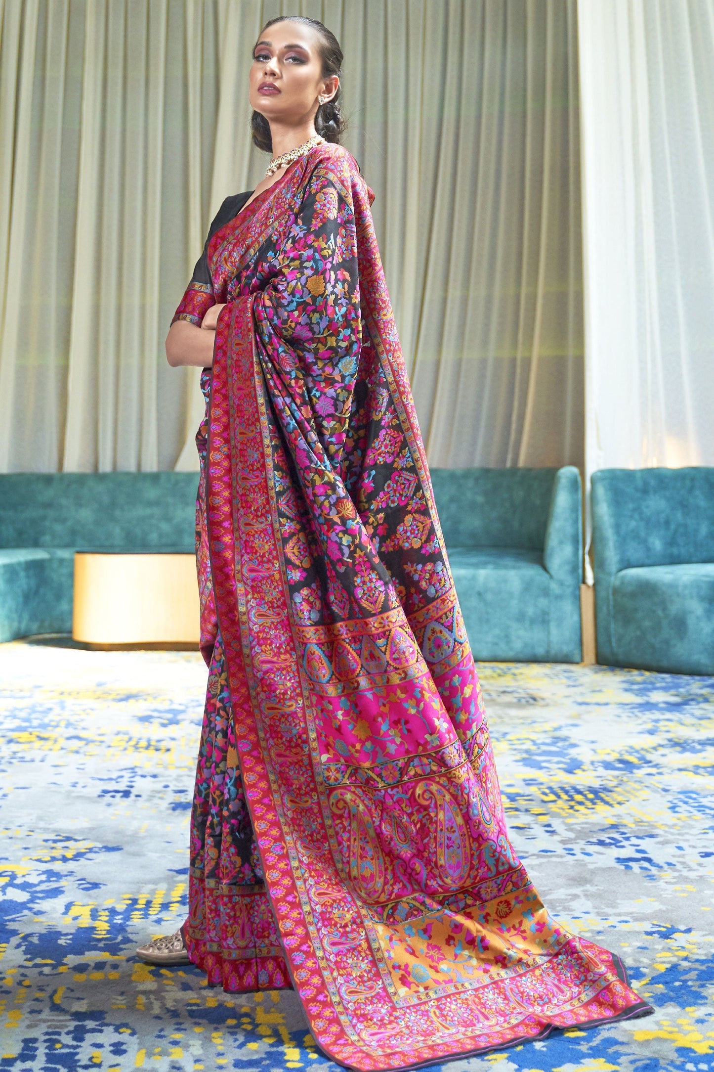 मल्टी कलर फंक्शन वियर आर्ट सिल्क फैब्रिक वीविंग वर्क साड़ी