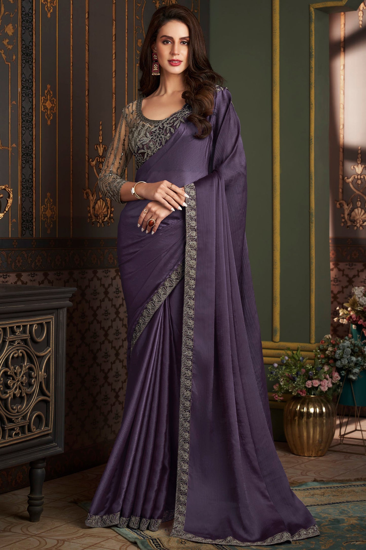 लारिसा बोन्सी शिफॉन सिल्क जीवंत साड़ी बैंगनी रंग में बॉर्डर वर्क के साथ