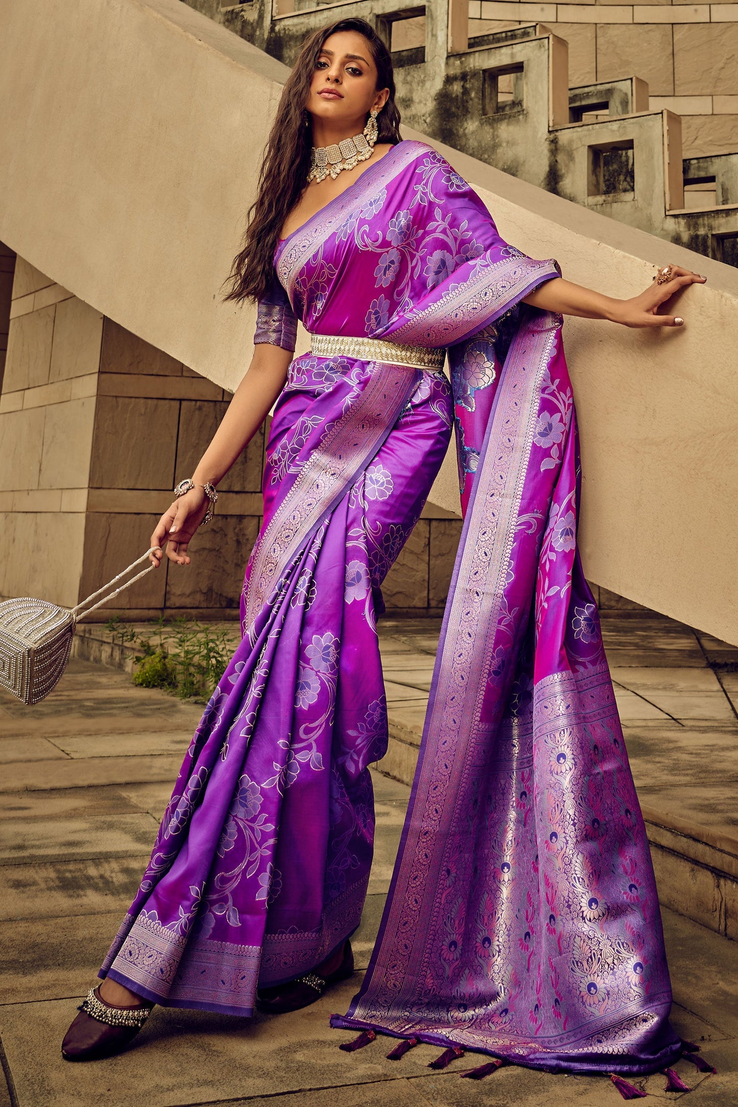 बैंगनी रंग ब्रासो फैब्रिक फंक्शन वियर ग्लैमरस लुक साड़ी