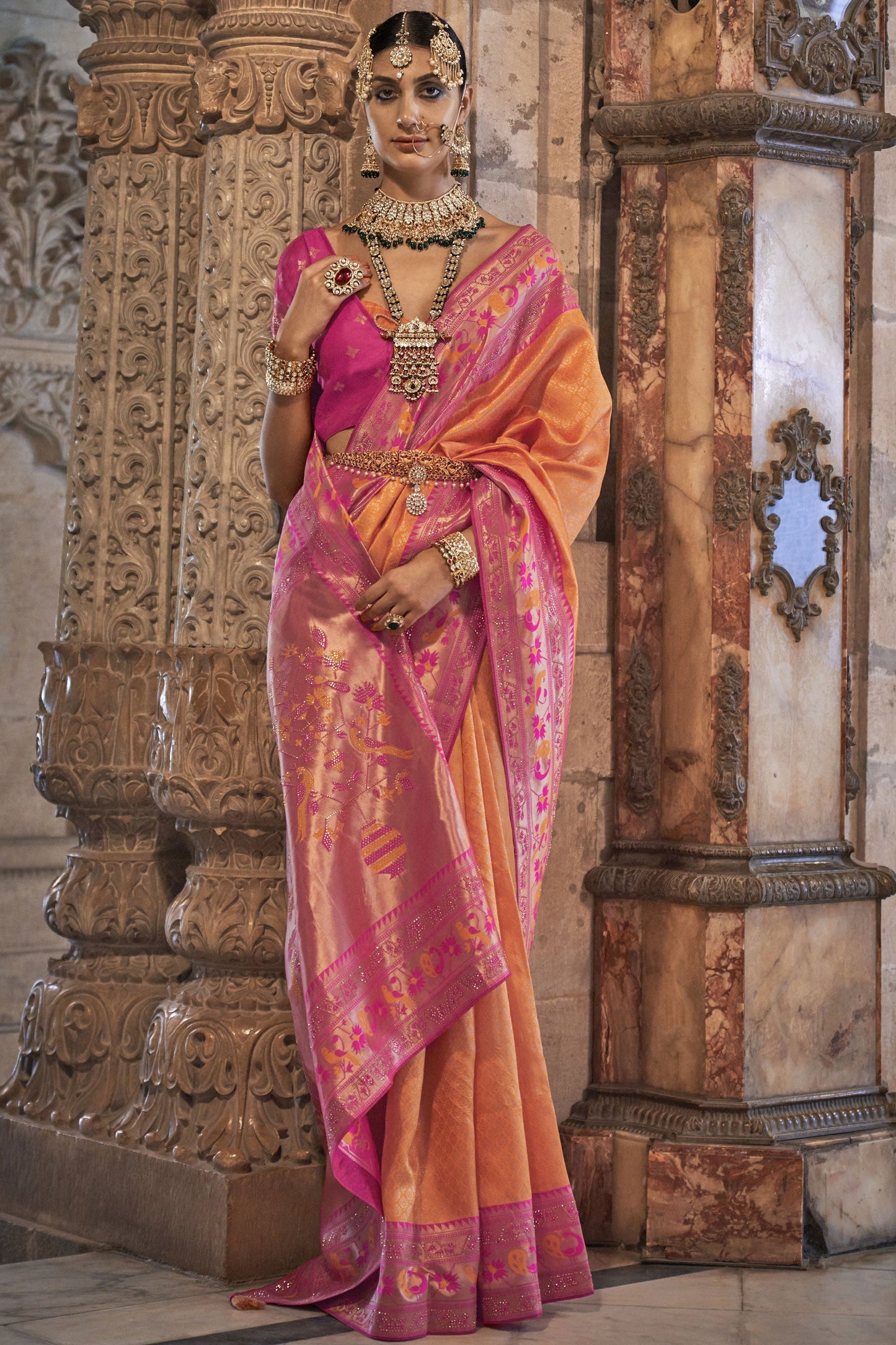 नारंगी रंग की बुनाई वर्क फंक्शन वियर पटोला सिल्क साड़ी