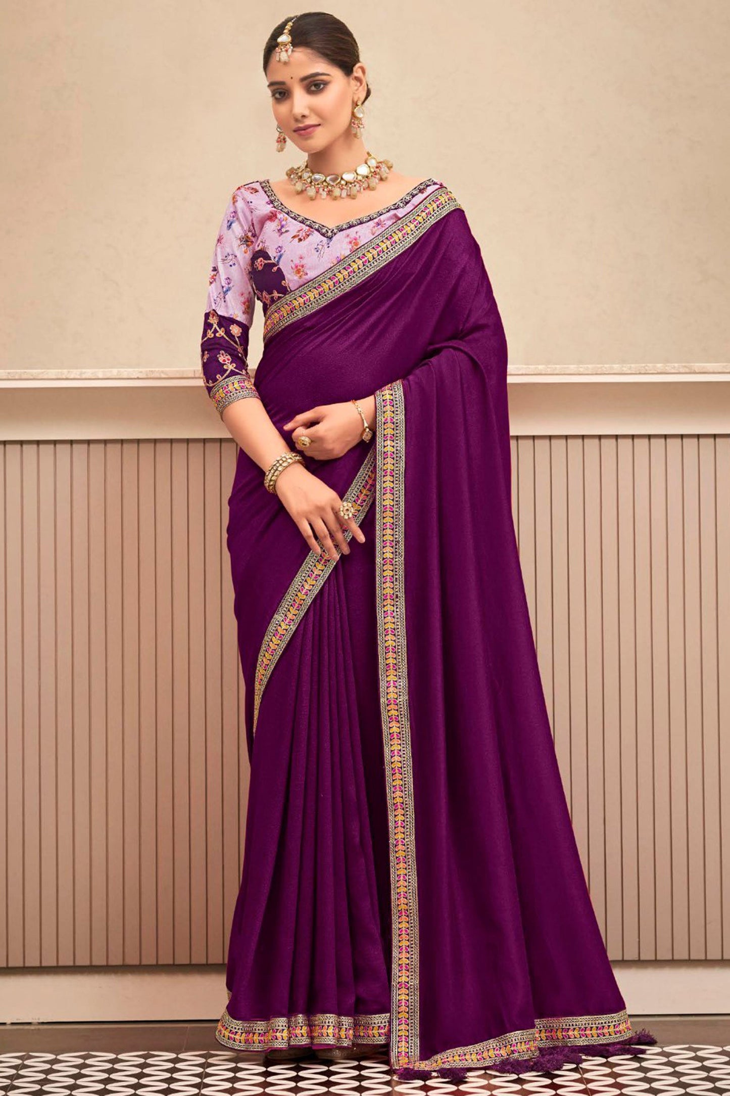 बैंगनी रंग में बॉर्डर वर्क सुखदायक फैंसी फैब्रिक साड़ी