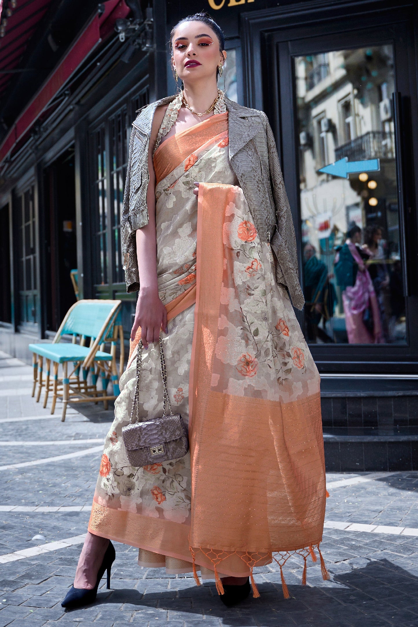 ब्रासो फैब्रिक पर मुद्रित कार्य क्रीम रंग की भव्य साड़ी