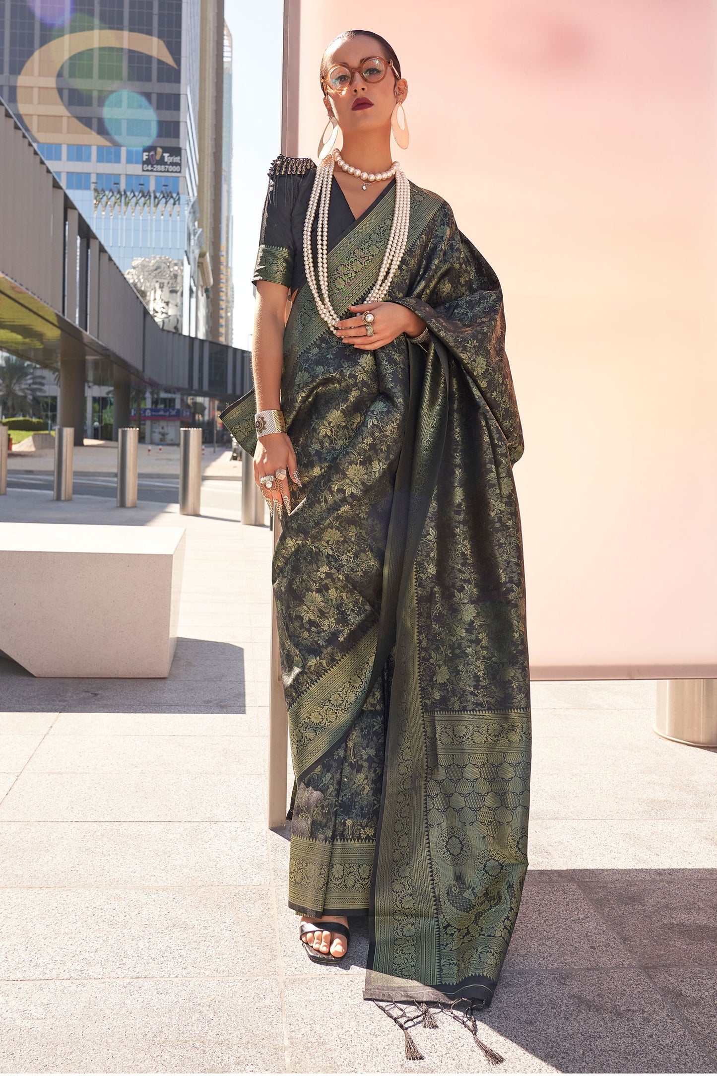 काले रंग की सुंदर दिखने वाली हथकरघा बुनाई वाली साड़ी