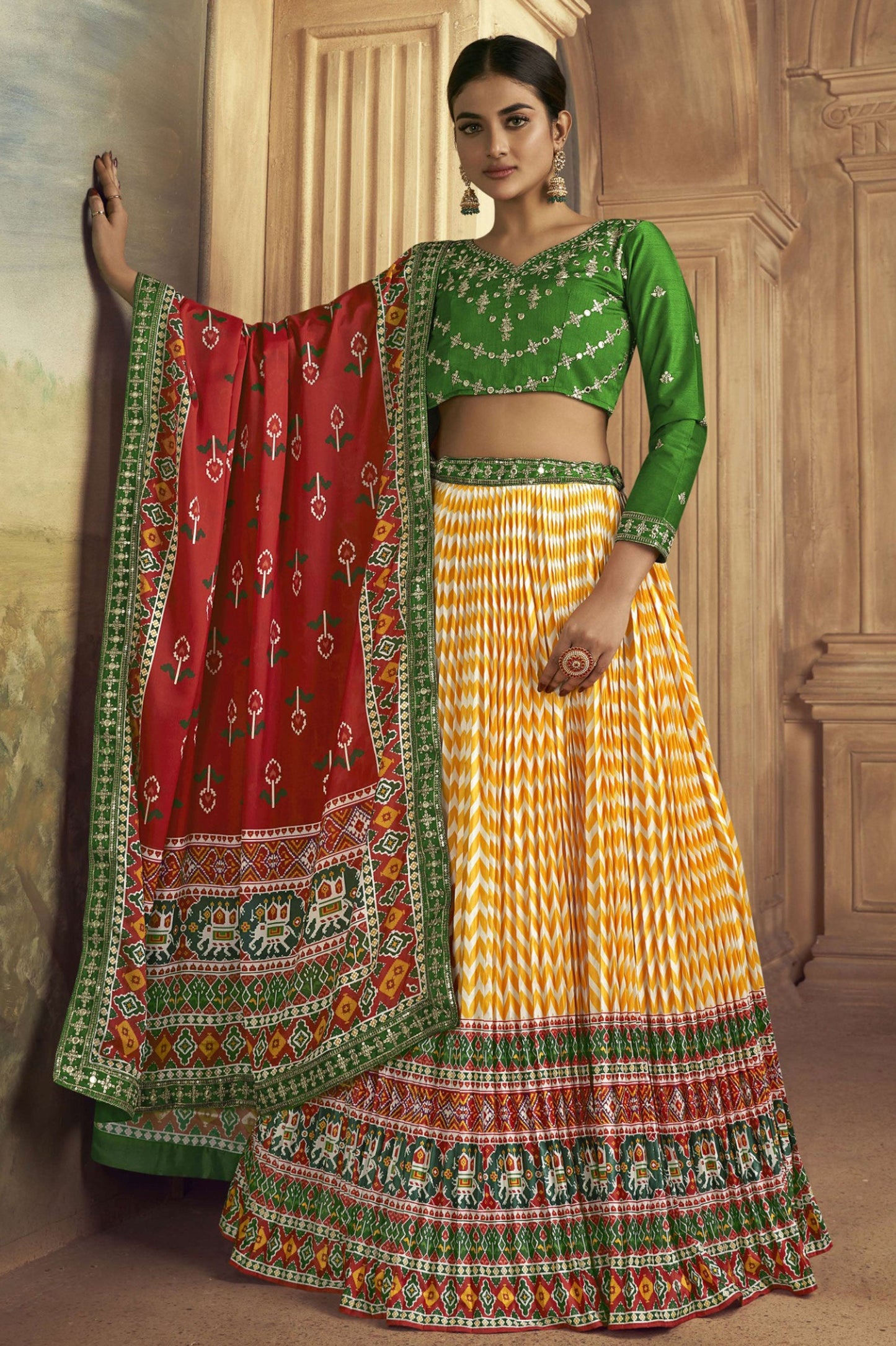 पीले रंग का खूबसूरत पटोला प्रिंटेड गाजी सिल्क लहंगा