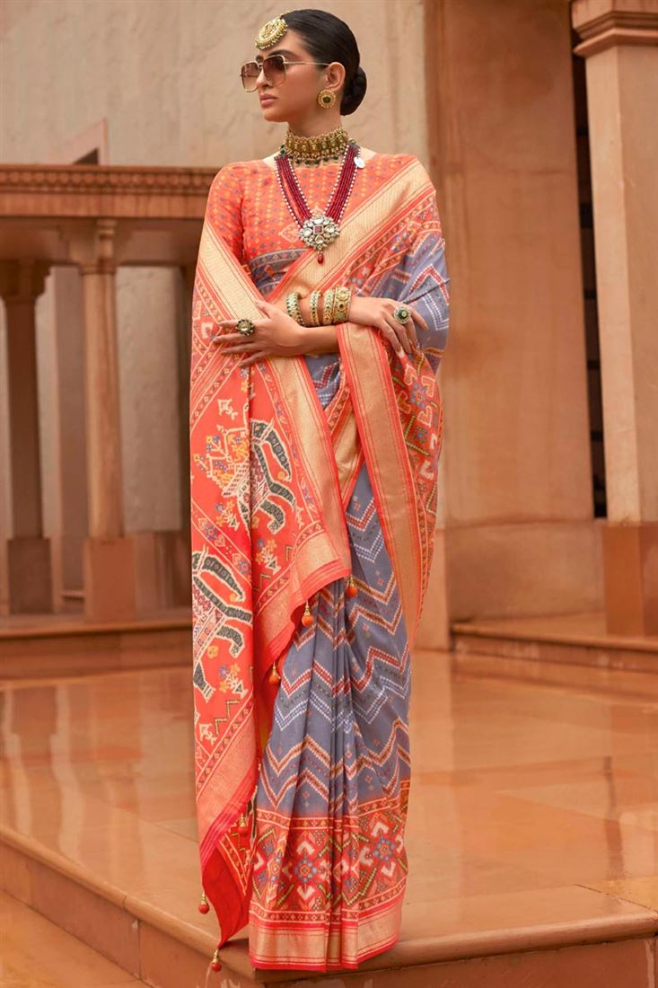 फंक्शन वियर में ग्लैमरस ग्रे कलर की पटोला सिल्क साड़ी