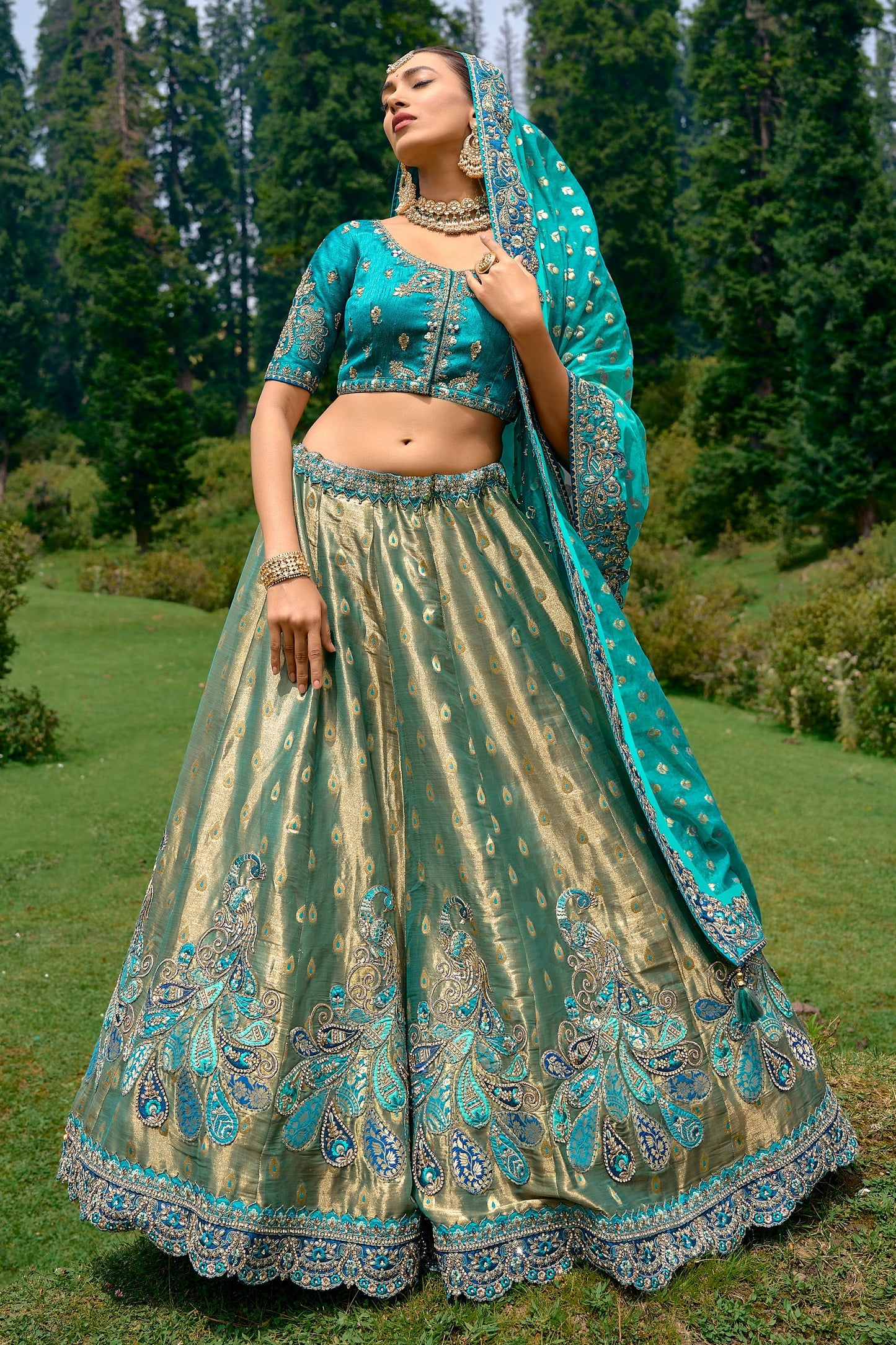 सिल्क फैब्रिक ब्राइडल लेहेंगा चोली कढ़ाई के काम के साथ सियान रंग में