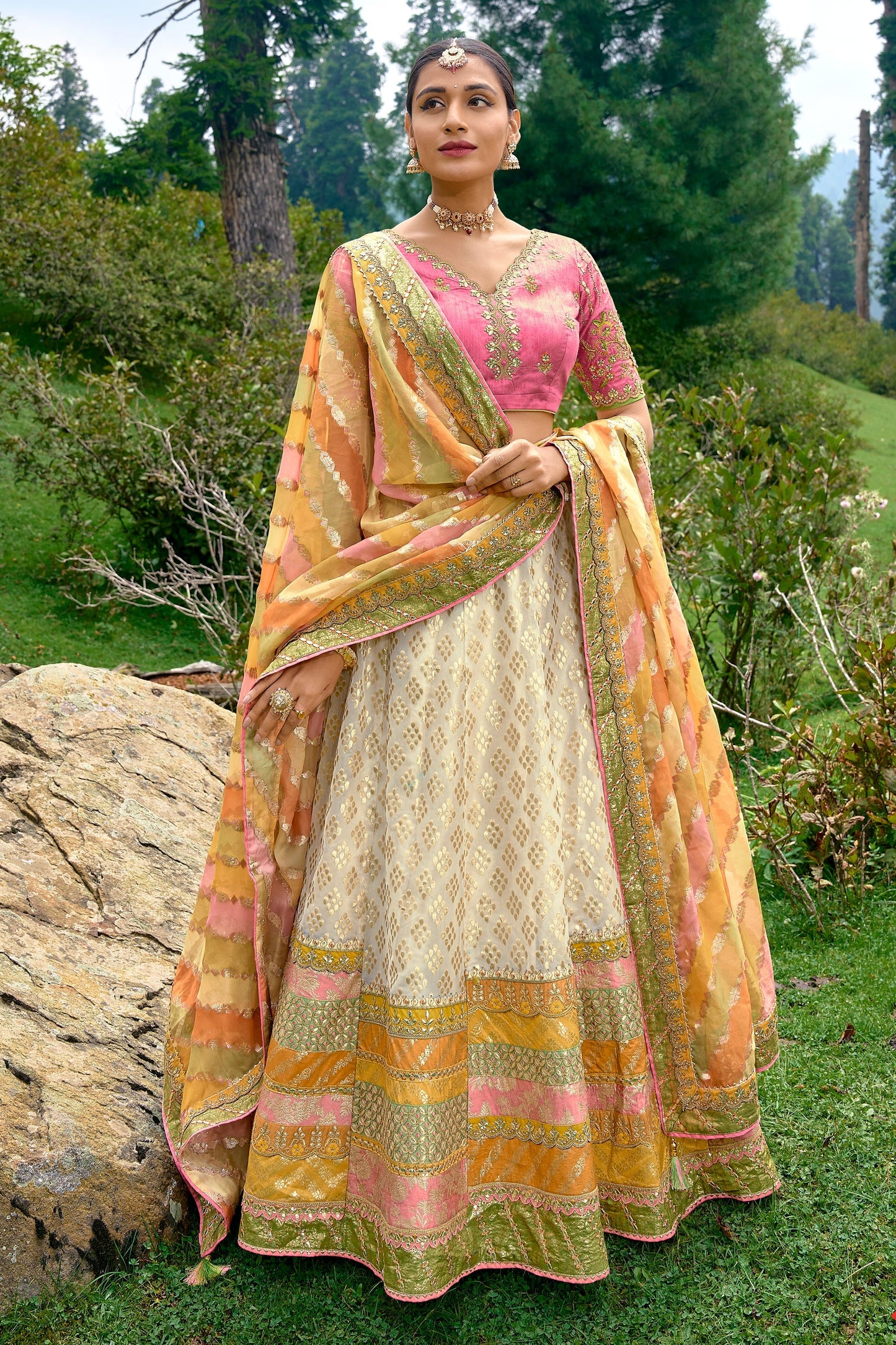 क्रीम कलर के सिल्क फैब्रिक में कढ़ाई वर्क वाला ब्राइडल लहंगा ब्लाउज के साथ