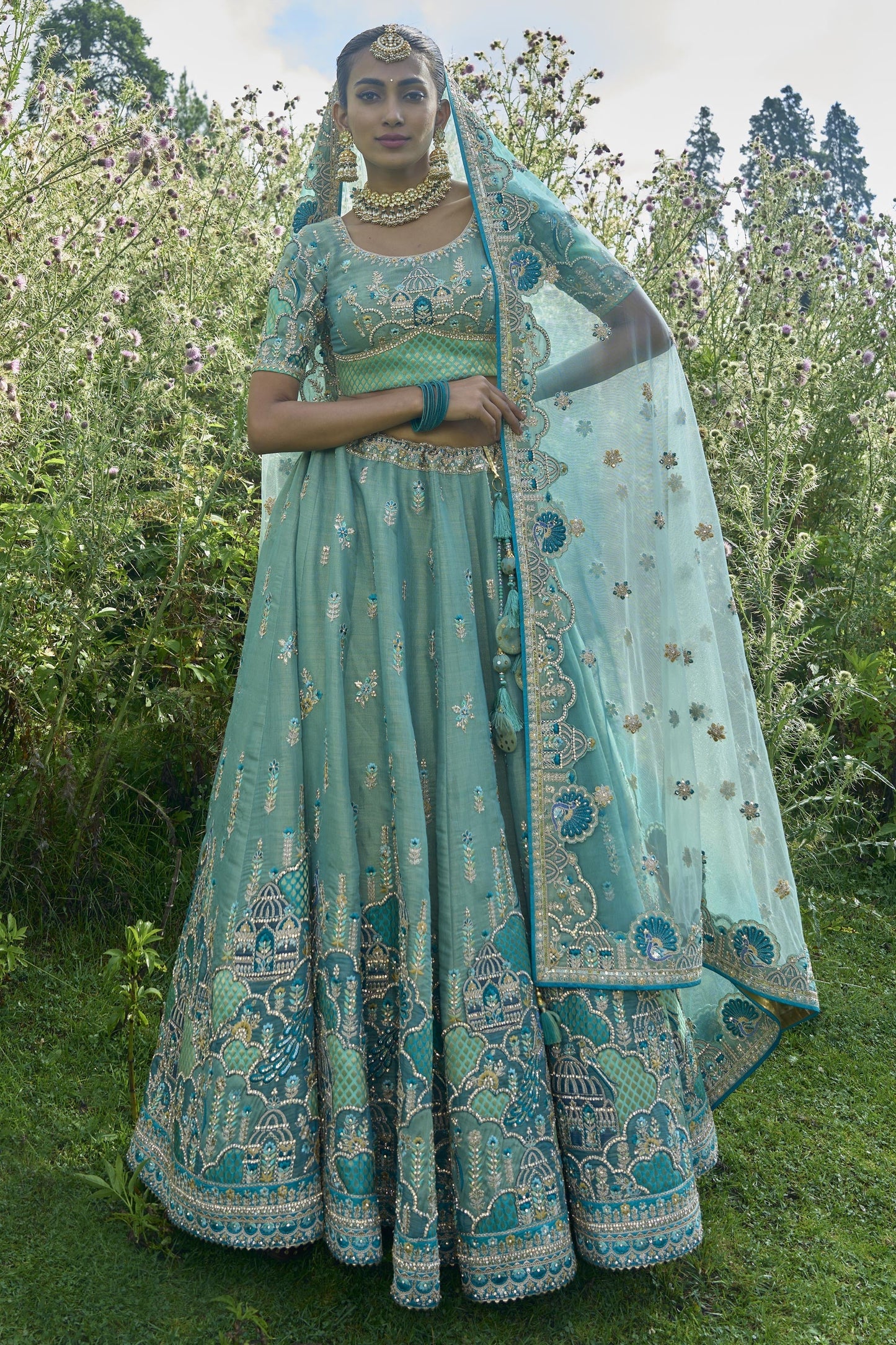 समुद्री हरा रंग विस्कोस फैब्रिक भारी कढ़ाई काम ब्राइडल लुक 3 पीस लेहेंगा चोली