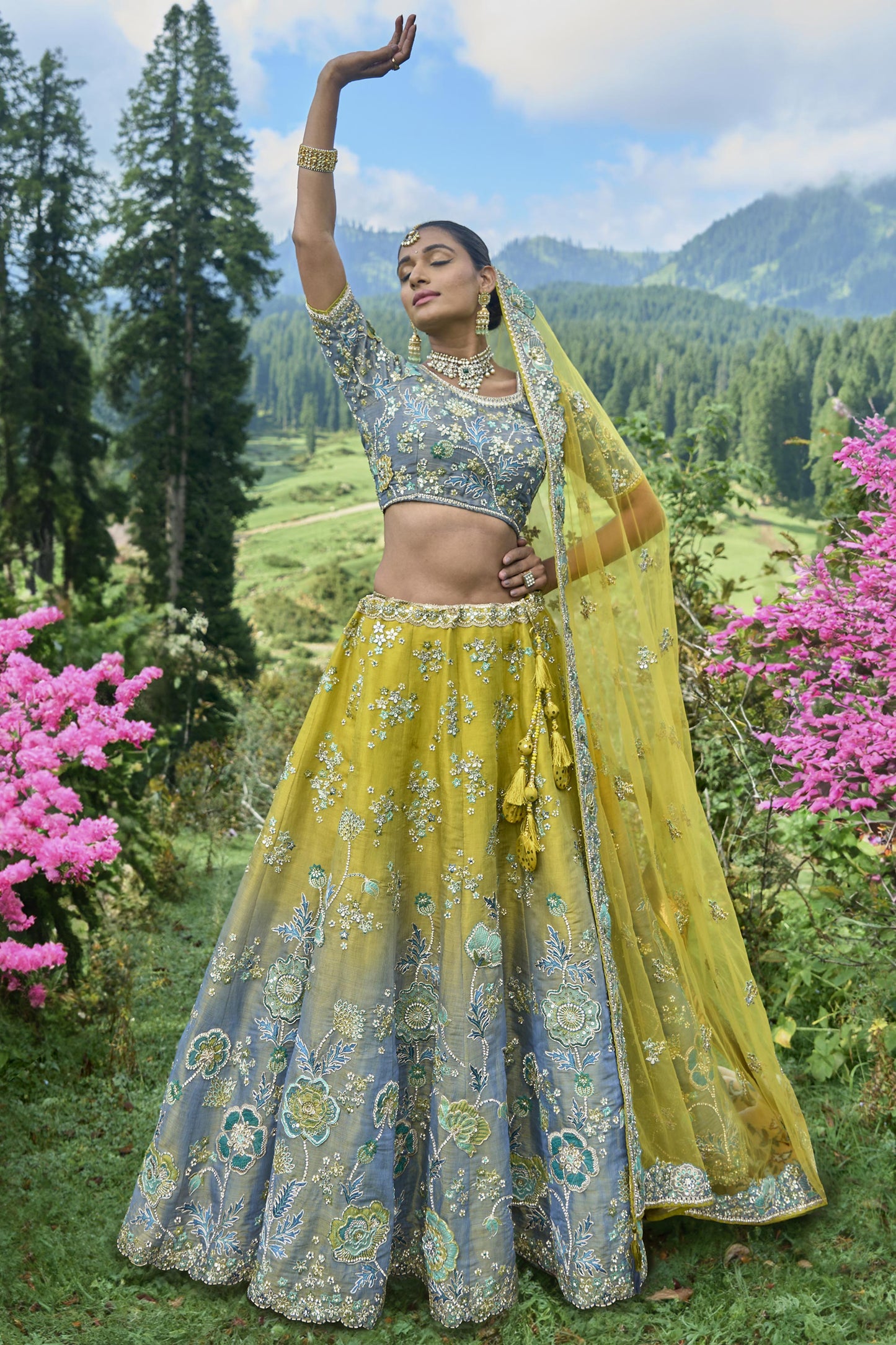 विस्कोस फ़ैब्रिक हैवी एम्ब्रॉयडरी वर्क ग्रे कलर ब्राइडल लुक डिज़ाइनर लहंगा चोली