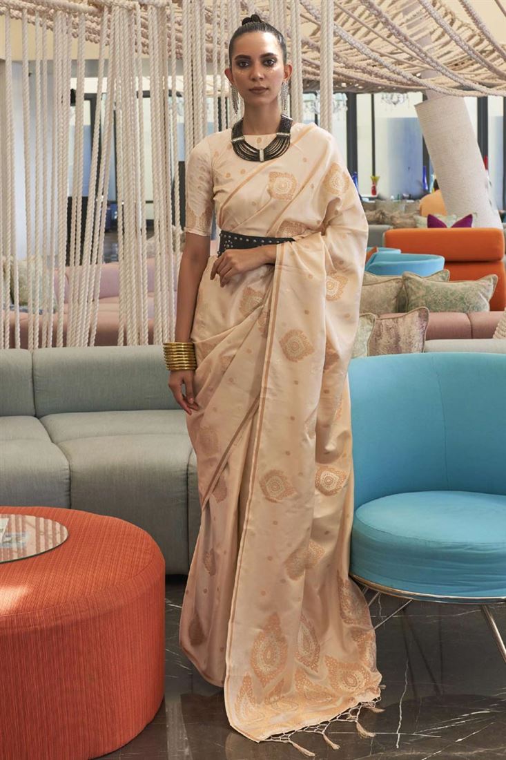 ऑफ व्हाइट कलर की फंक्शन वियर साड़ी शानदार साटन फैब्रिक में