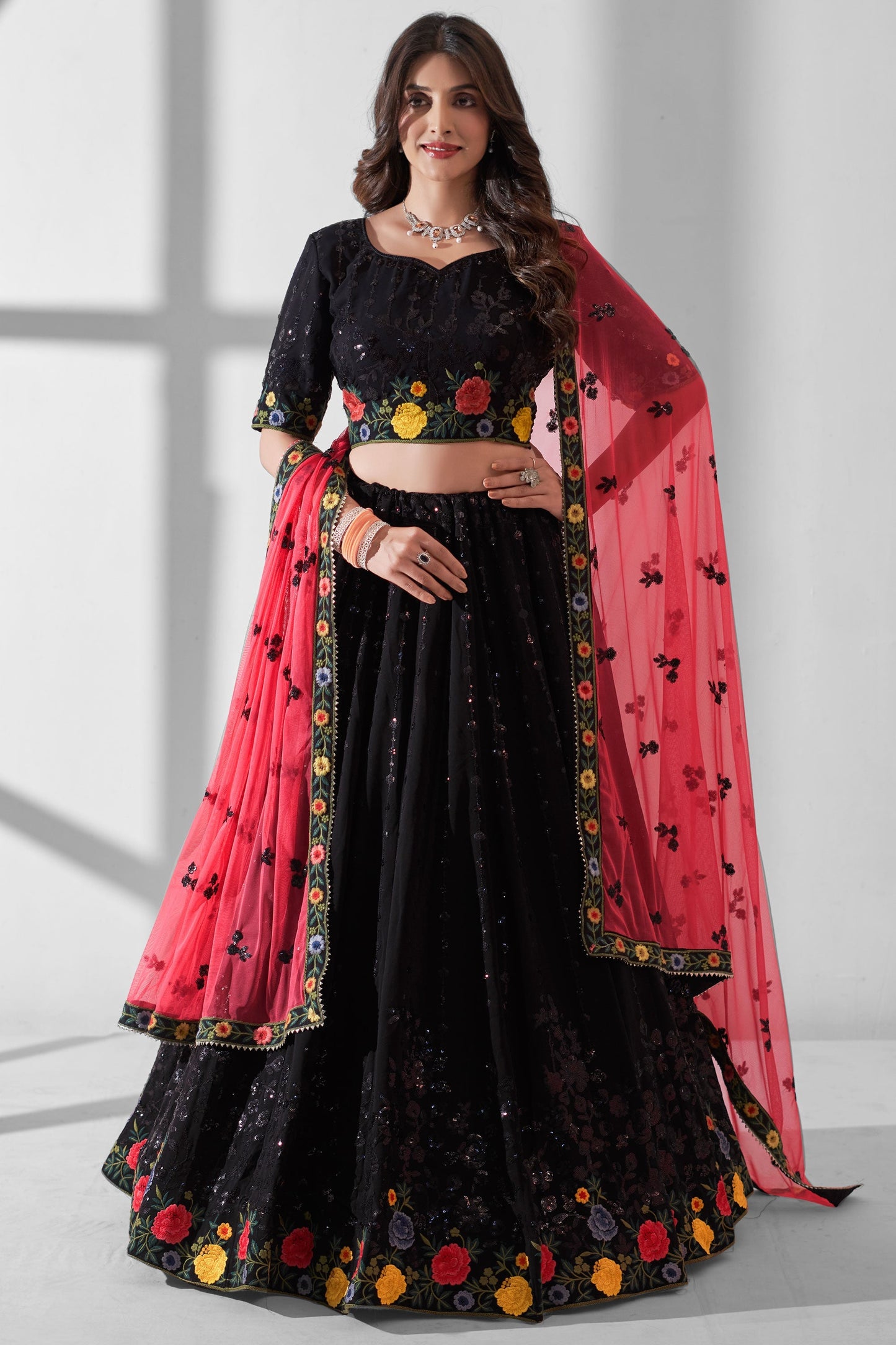 सुरुचिपूर्ण जॉर्जेट फैब्रिक सेक्विन वर्क काले रंग का लहंगा