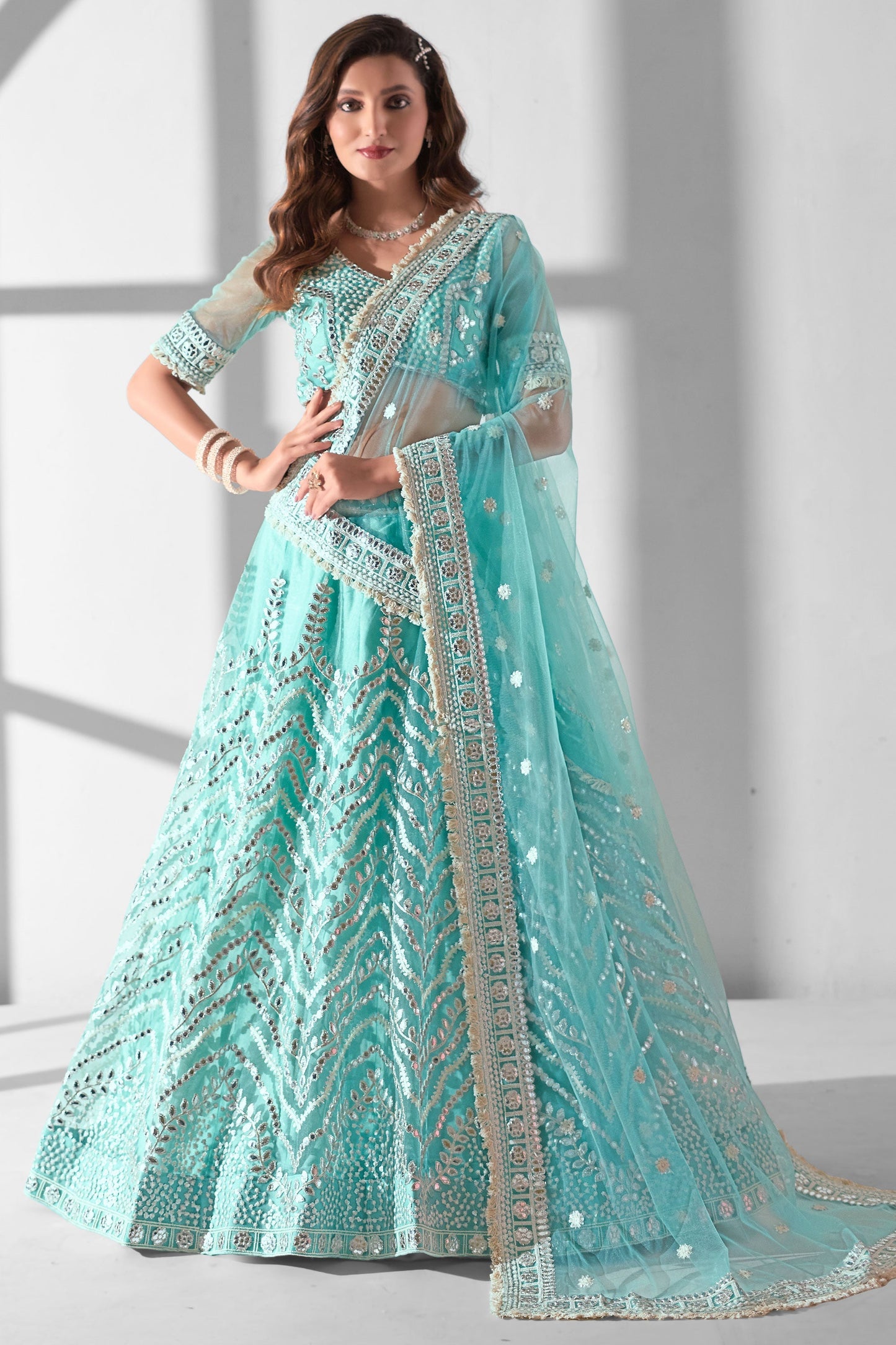 समारोह के लिए समकालीन हल्के सियान रंग नेट फैब्रिक लेहेंगा