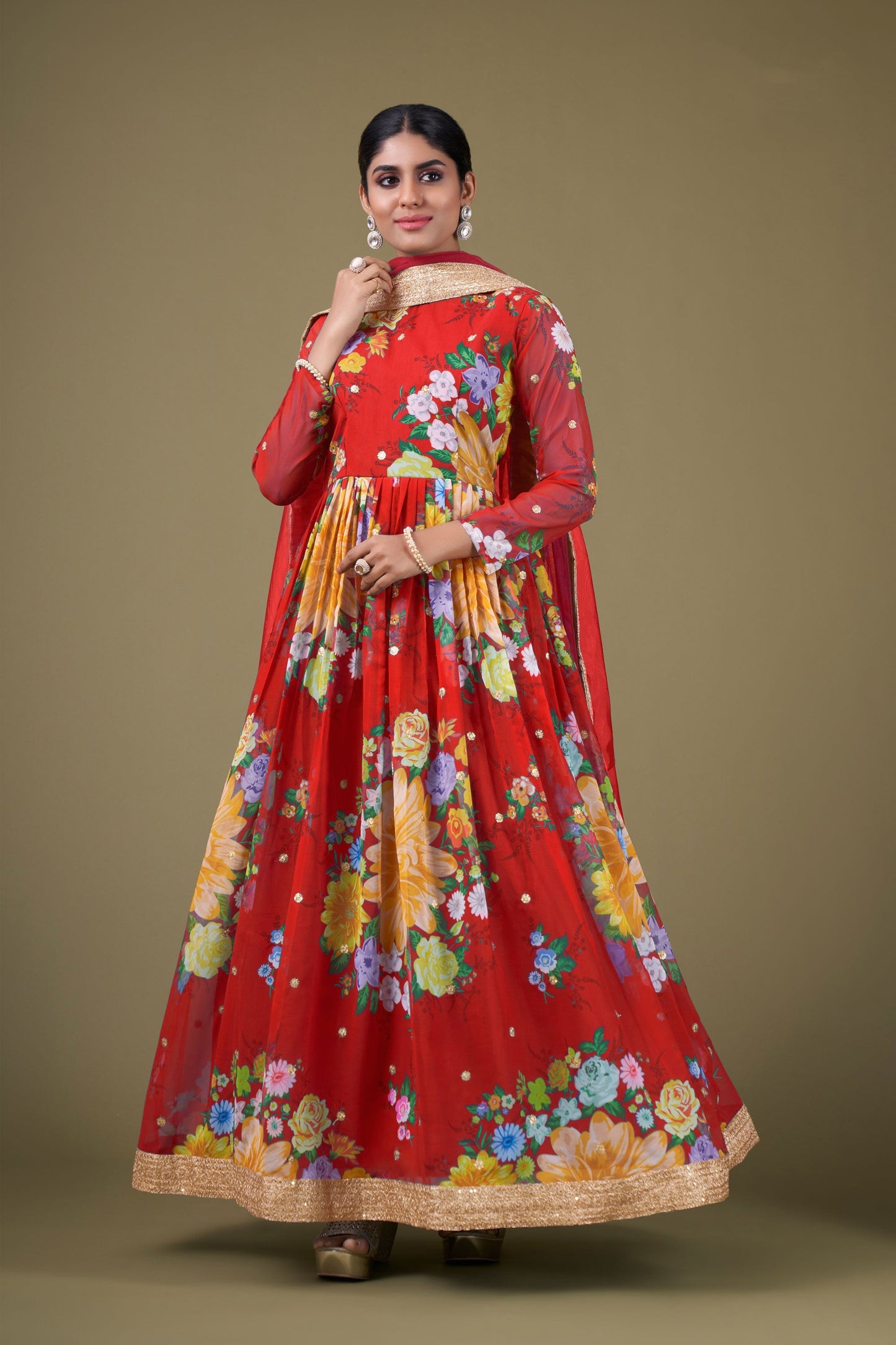 जॉर्जेट फैब्रिक में डिजिटल प्रिंटेड लाल रंग का आविष्कारशील अनारकली सूट