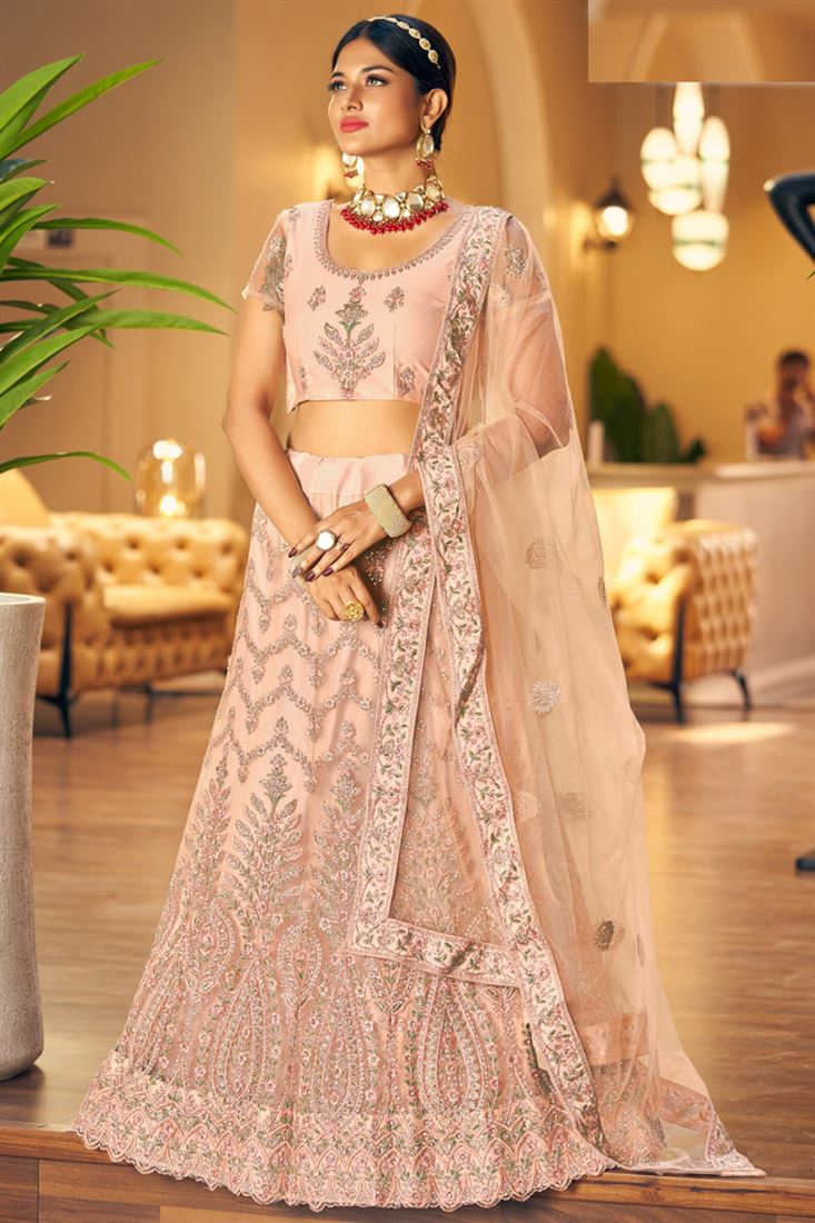 फैंसी फैब्रिक पीच कलर का सुंदर लुक वाला लहंगा