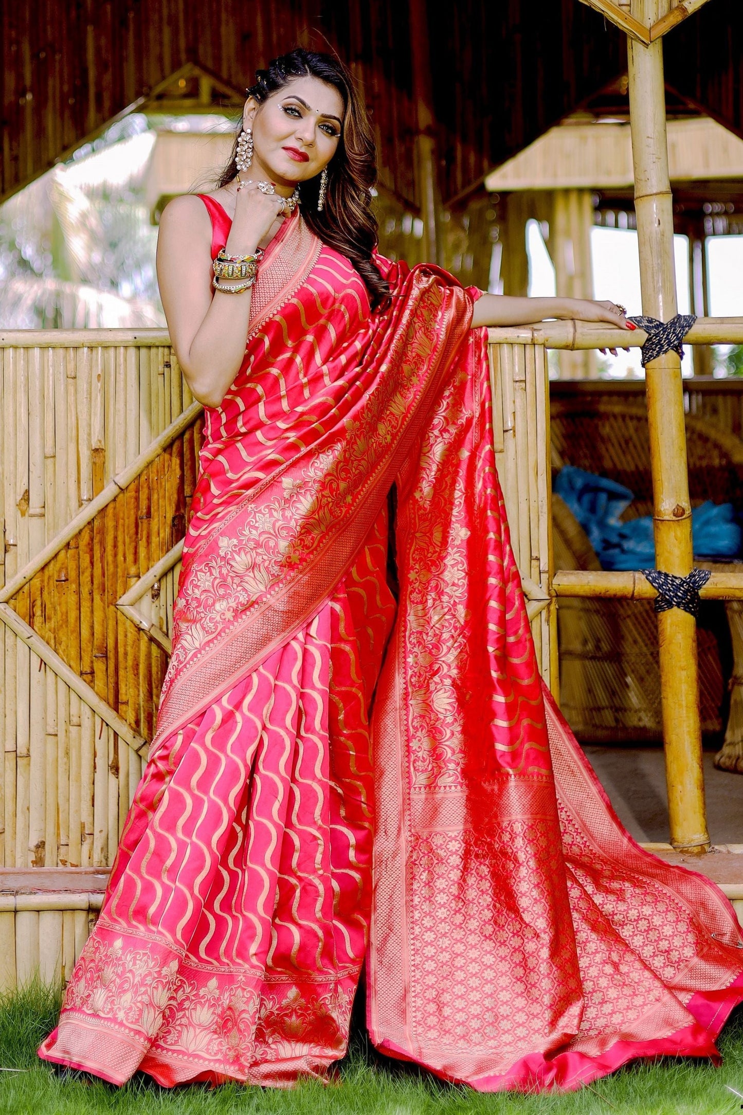 बनारसी सिल्क ठाठ साड़ी पर रानी रंग बुनाई का काम