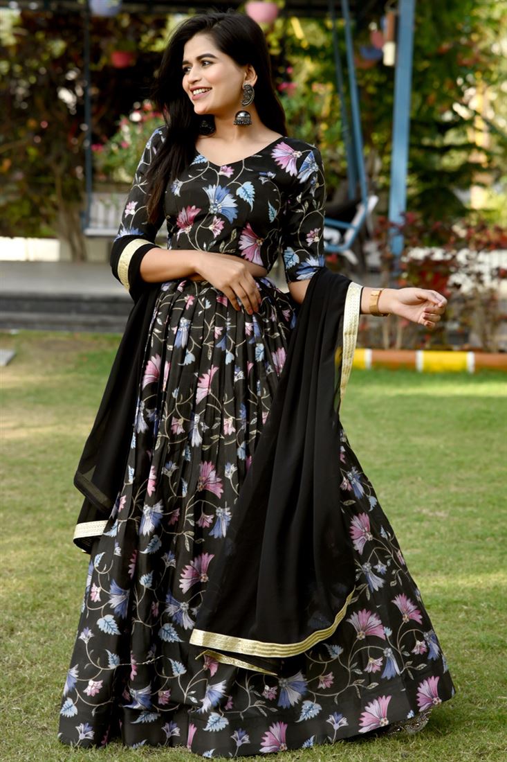 चिनॉन फैब्रिक ब्लैक कलर विंसम प्रिंटेड लहंगा