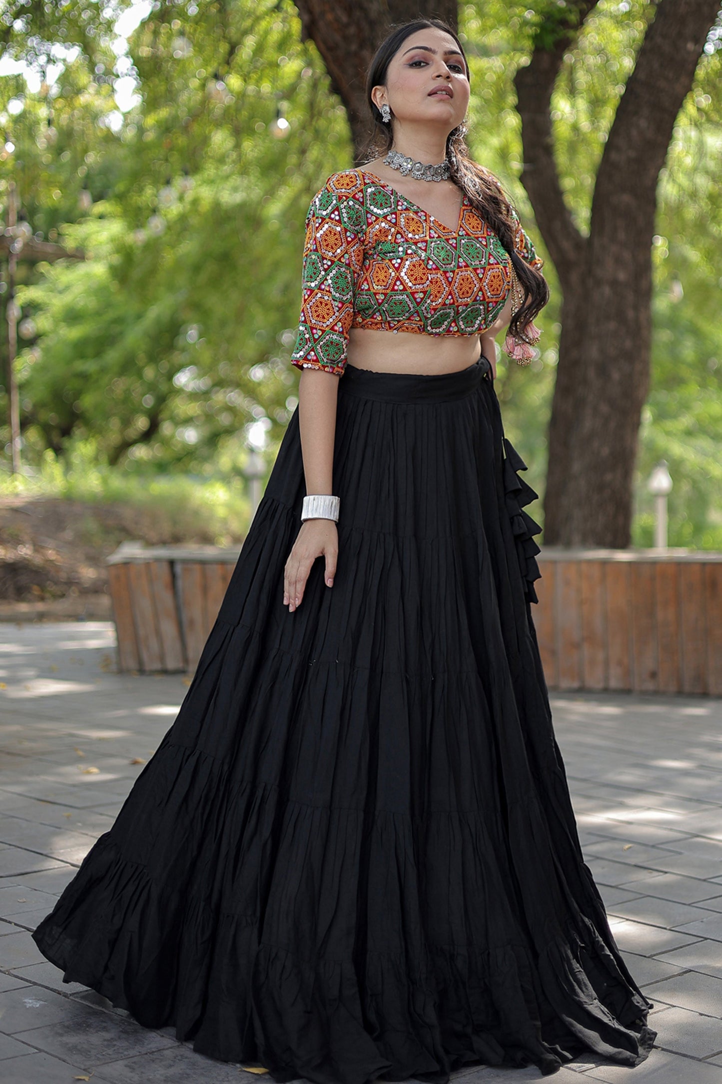 आकर्षक काले रंग रेयान फैब्रिक कढ़ाई काम नवरात्रि विशेष रेडीमेड लेहेंगा चोली