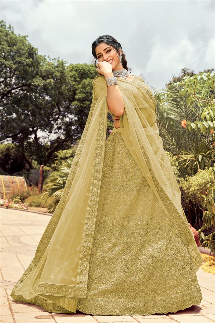 आर्ट सिल्क फ़ैब्रिक पर विशेष कढ़ाई का काम पीले रंग का वेडिंग वियर अविश्वसनीय ब्राइडल लहंगा