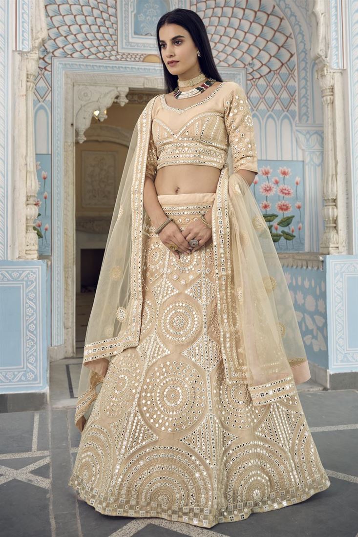 ऑर्गेंजा फैब्रिक में एक्सक्लूसिव बेज कलर की कढ़ाई वाला संगीत वियर लहंगा चोली