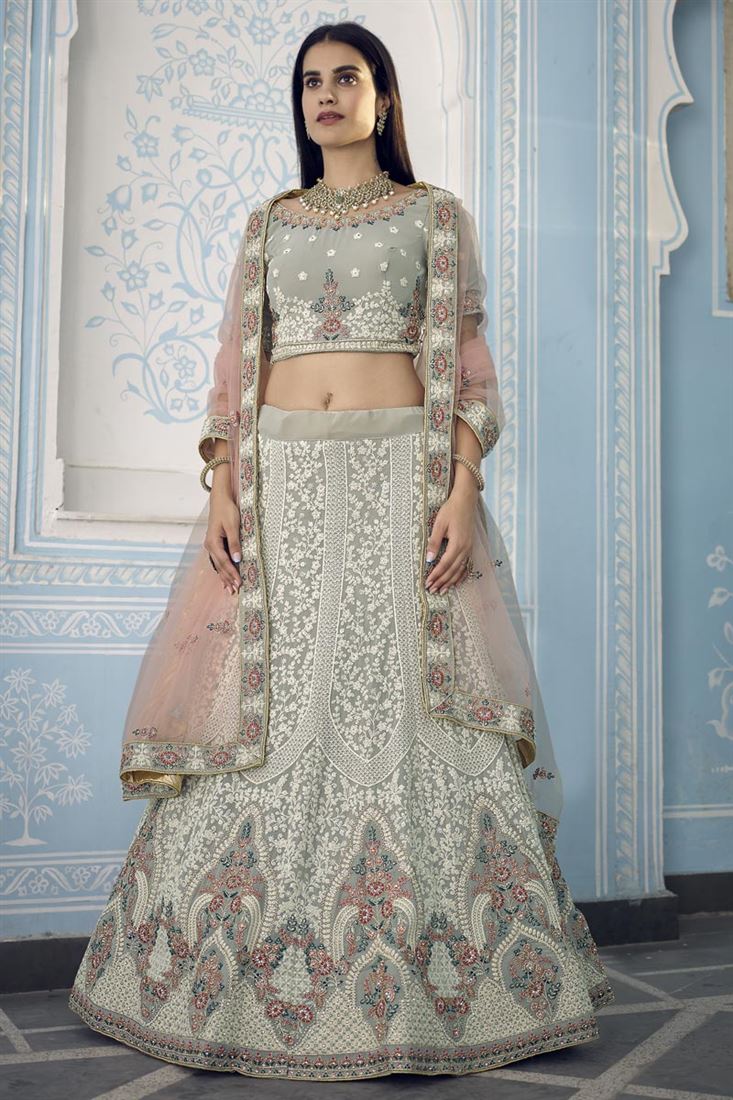 गहरे बेज रंग के जॉर्जेट फ़ैब्रिक में विशेष डिज़ाइनर कढ़ाई वाला संगीत वियर लहंगा चोली